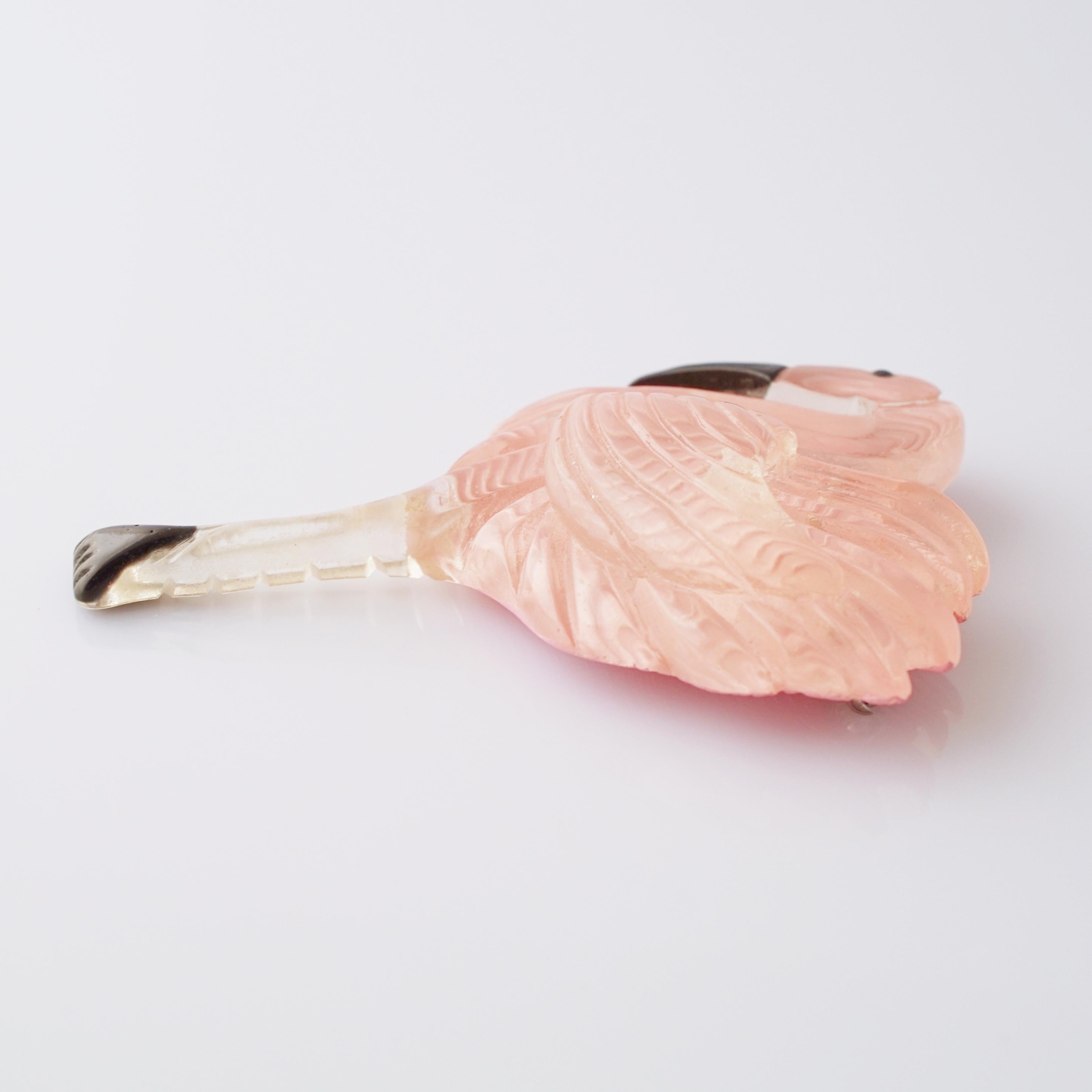 Übergroße, handbemalte französische Flamingo-Brosche aus Lucit, 1950er Jahre im Zustand „Gut“ im Angebot in McKinney, TX