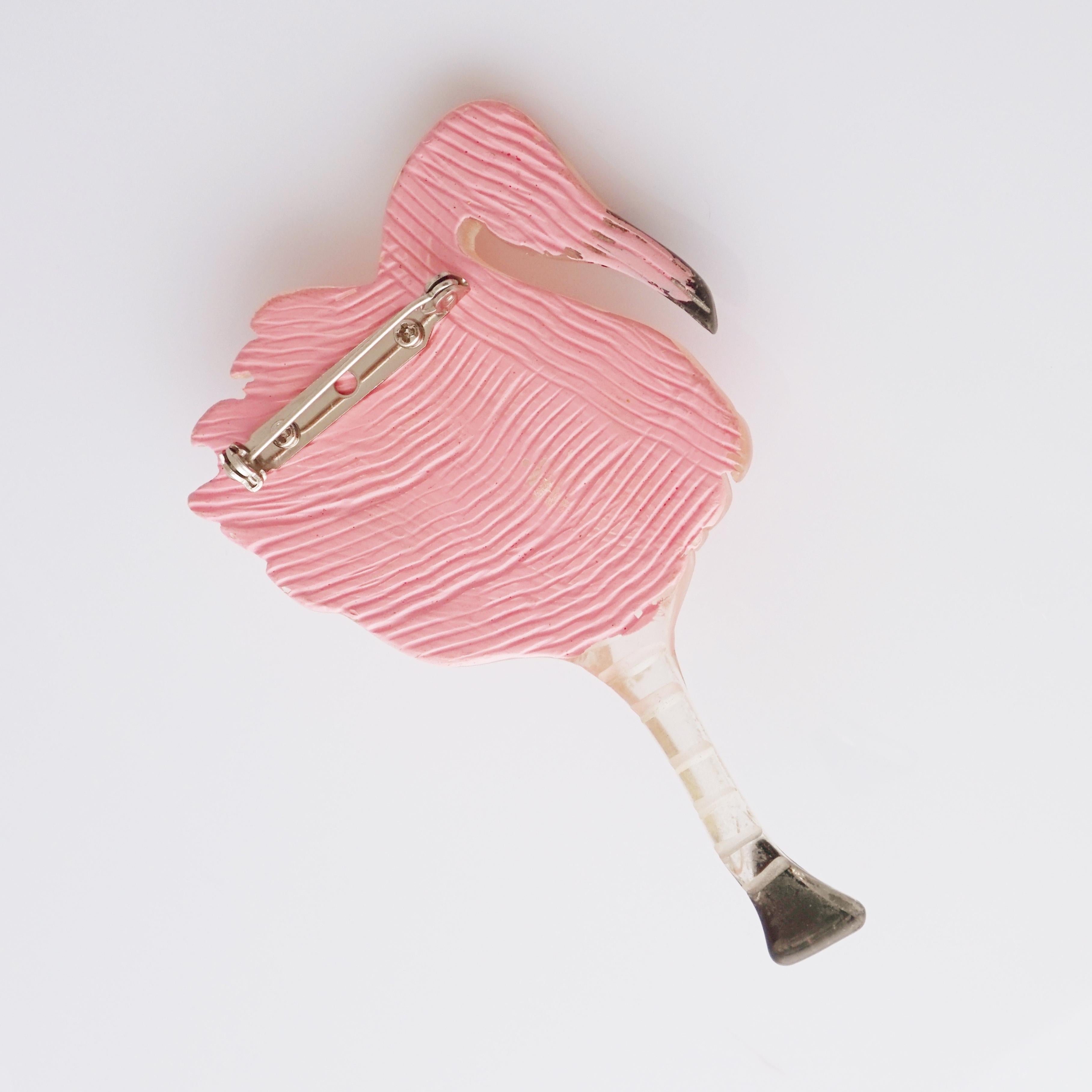 Übergroße, handbemalte französische Flamingo-Brosche aus Lucit, 1950er Jahre Damen im Angebot