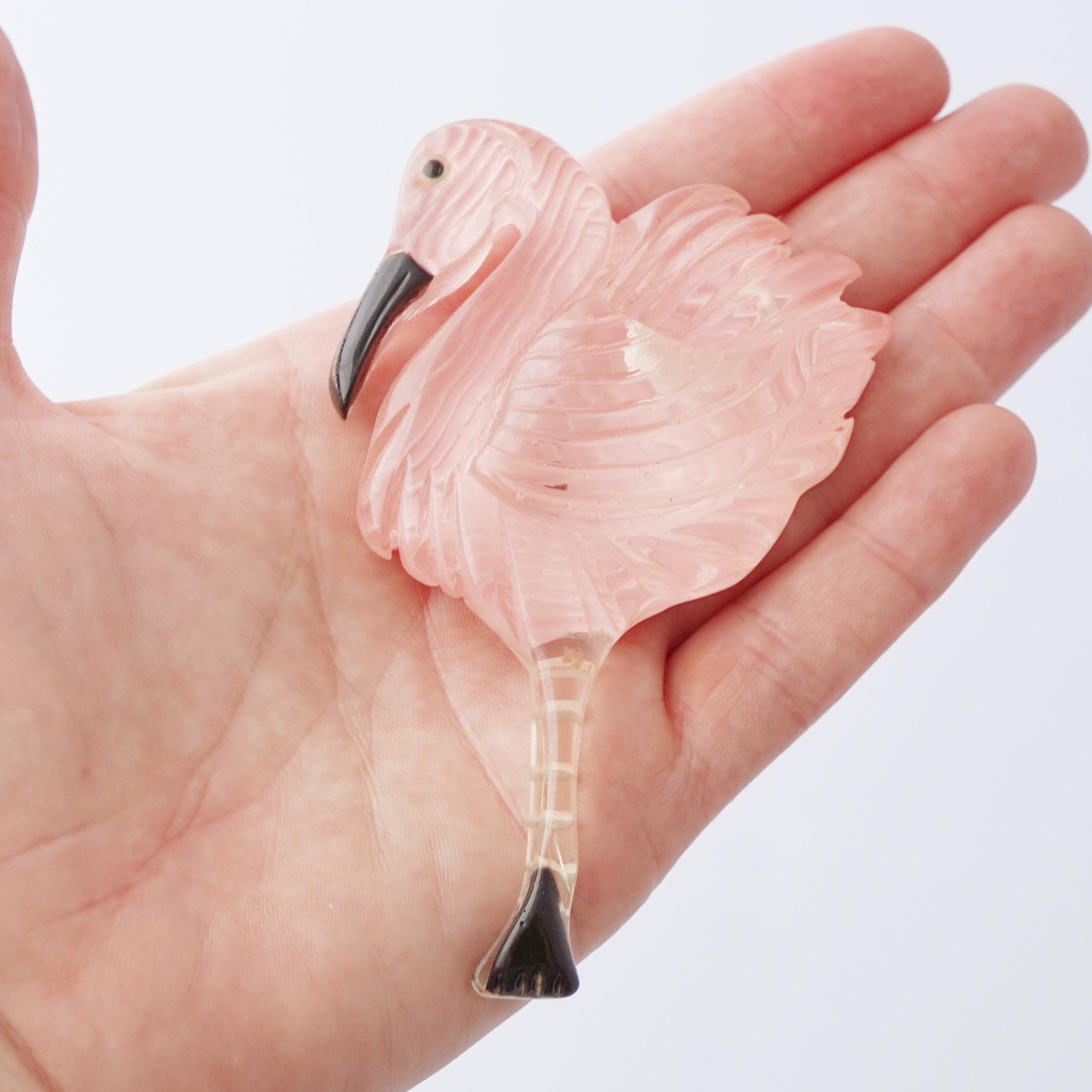 Übergroße, handbemalte französische Flamingo-Brosche aus Lucit, 1950er Jahre im Angebot 1