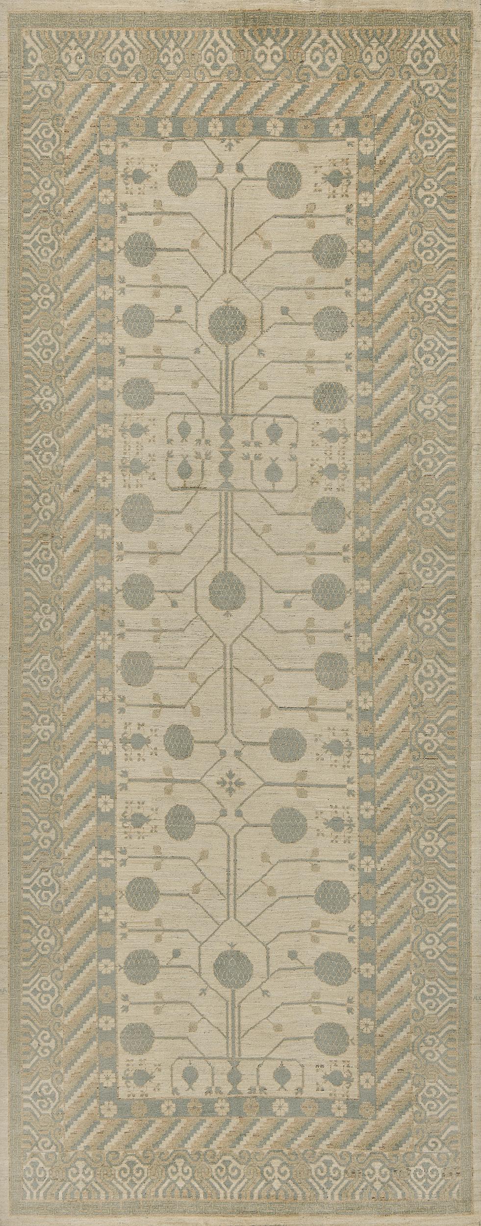 Questo tappeto Samarcanda Khotan riprodotto e tessuto a mano presenta un campo avorio con tralci di melograno contrapposti che fuoriescono da vasi delicati, con bordi tradizionali cinesi in tonalità beige e blu medio. 100% lana. 

Questo tappeto è