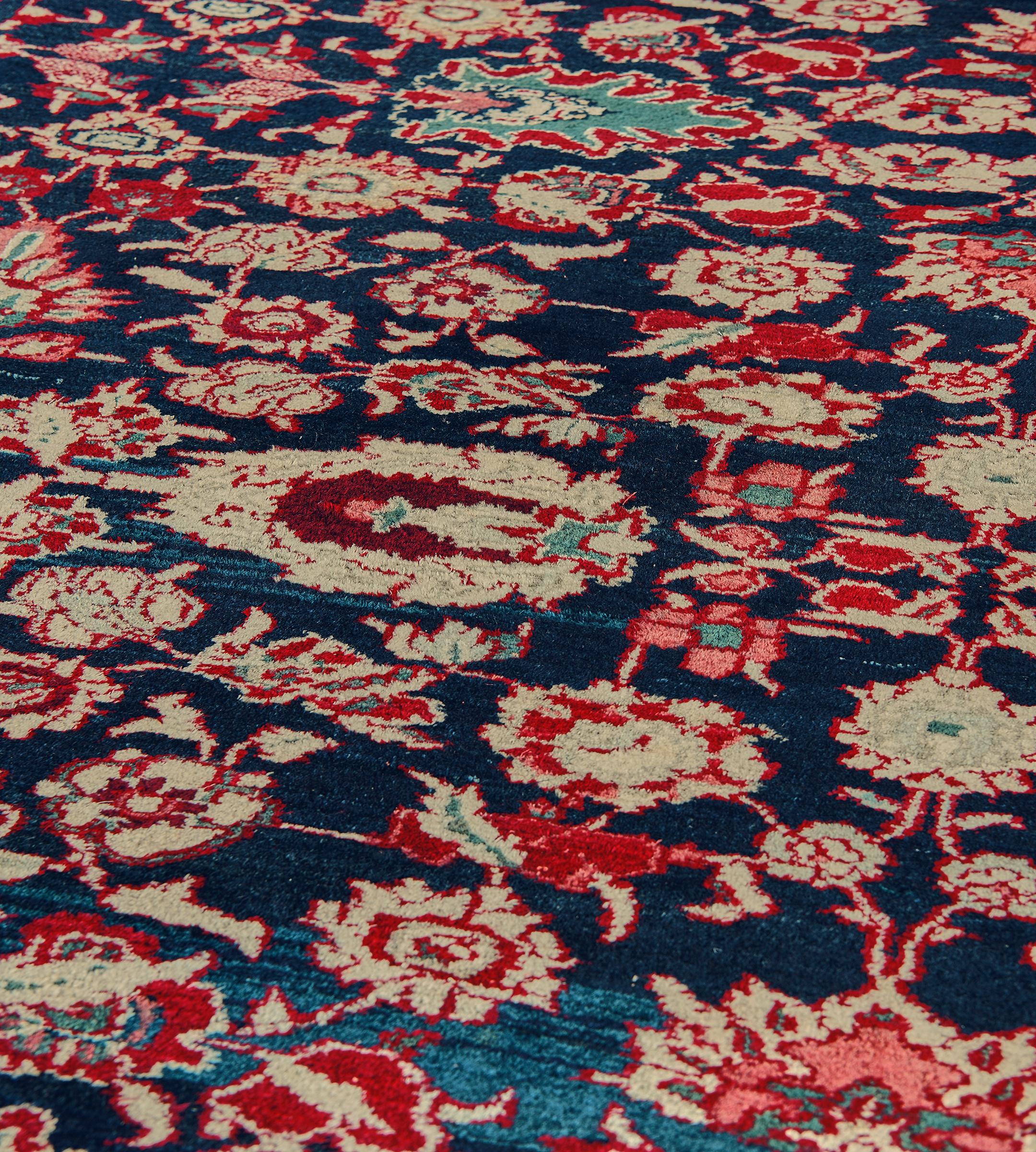 Indien Tapis de couloir Agra indien ancien à fleurs indigo-bleu tissé à la main en vente