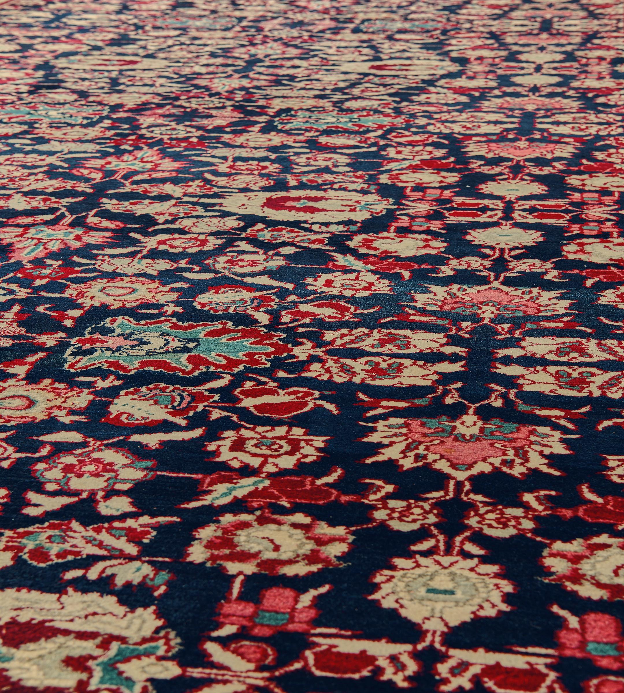 Tapis de couloir Agra indien ancien à fleurs indigo-bleu tissé à la main Bon état - En vente à West Hollywood, CA