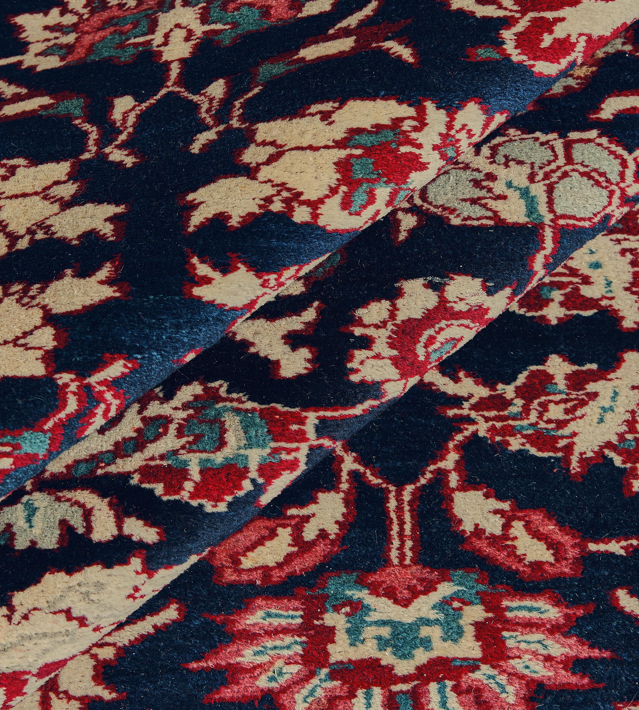 Laine Tapis de couloir Agra indien ancien à fleurs indigo-bleu tissé à la main en vente