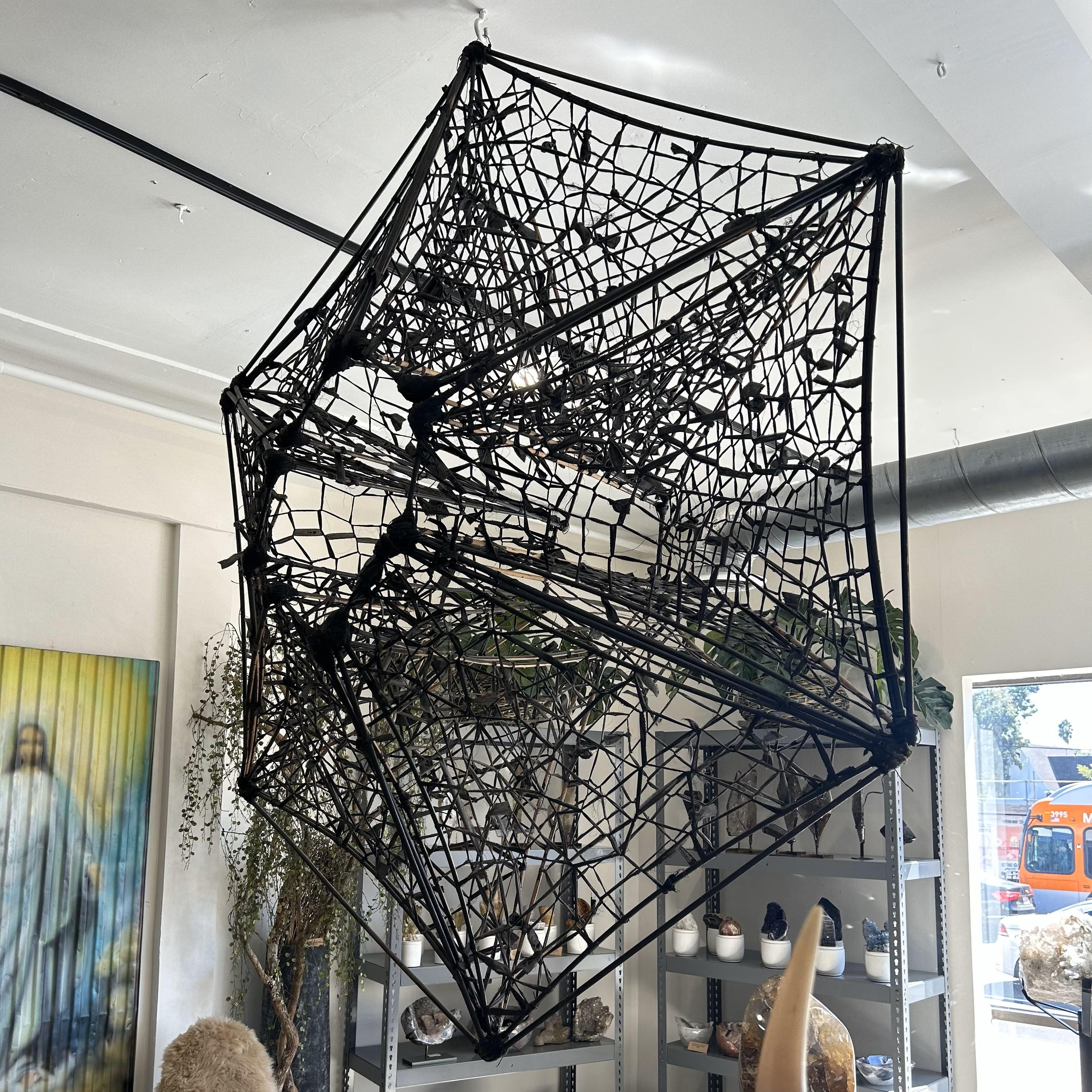 Européen Sculpture suspendue surdimensionnée en bambou et soie teintée en vente