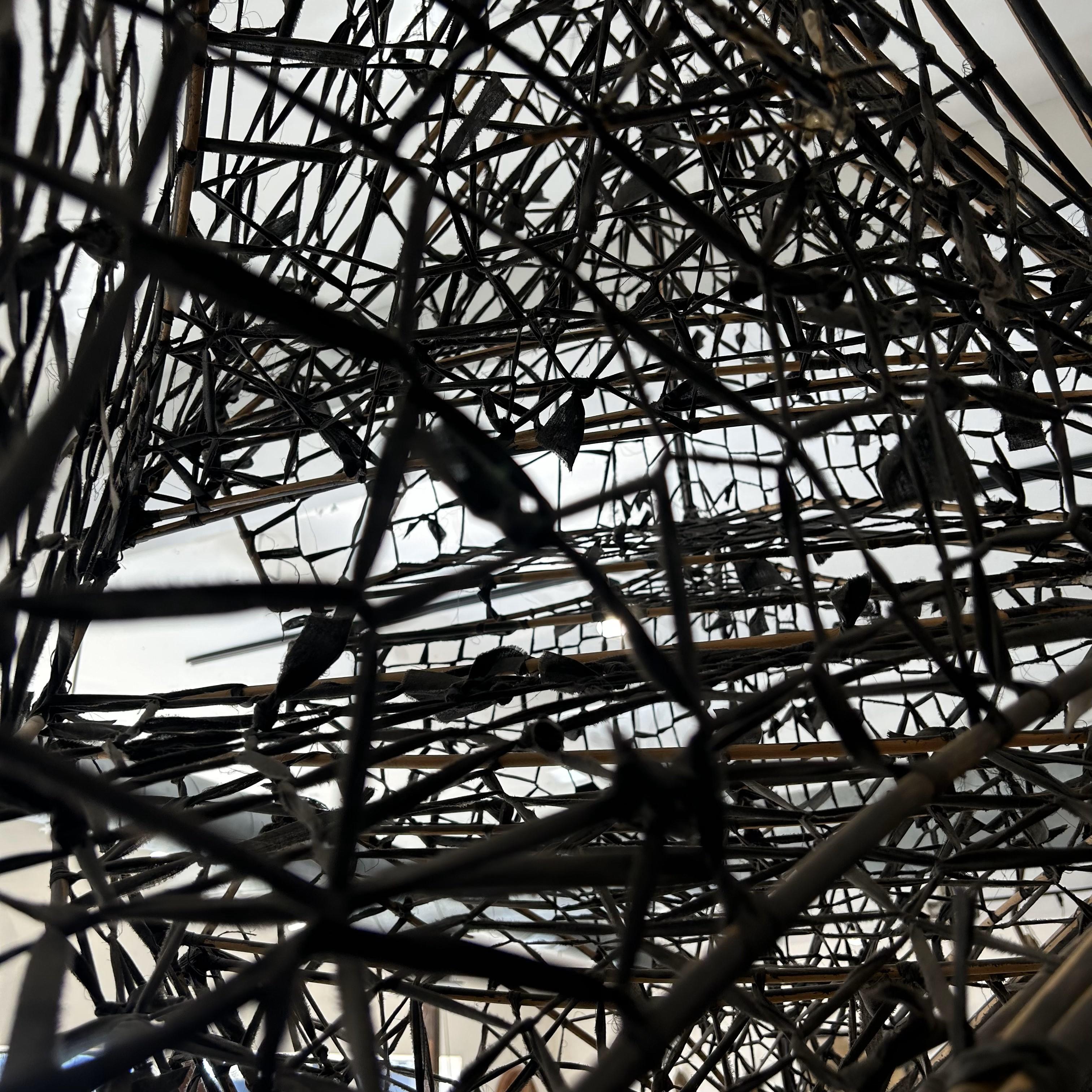 Fin du 20e siècle Sculpture suspendue surdimensionnée en bambou et soie teintée en vente