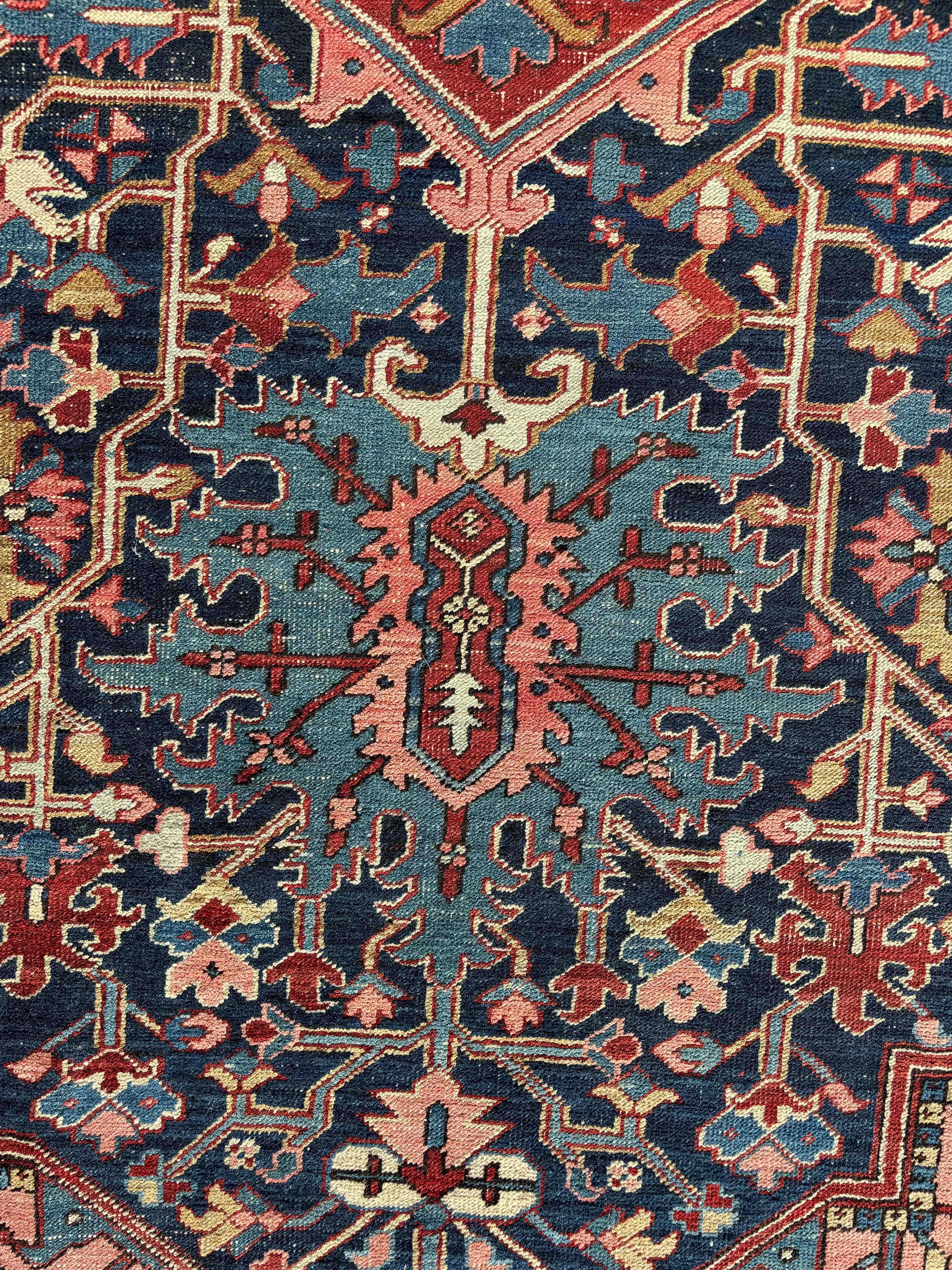 Tappeto Heriz di grandi dimensioni, fine XIX secolo

I tappeti e i tappetini Heriz sono stati tessuti nella Persia nord-occidentale a partire dalla metà del XIX secolo, in risposta al grande aumento della domanda di tappeti a livello internazionale.