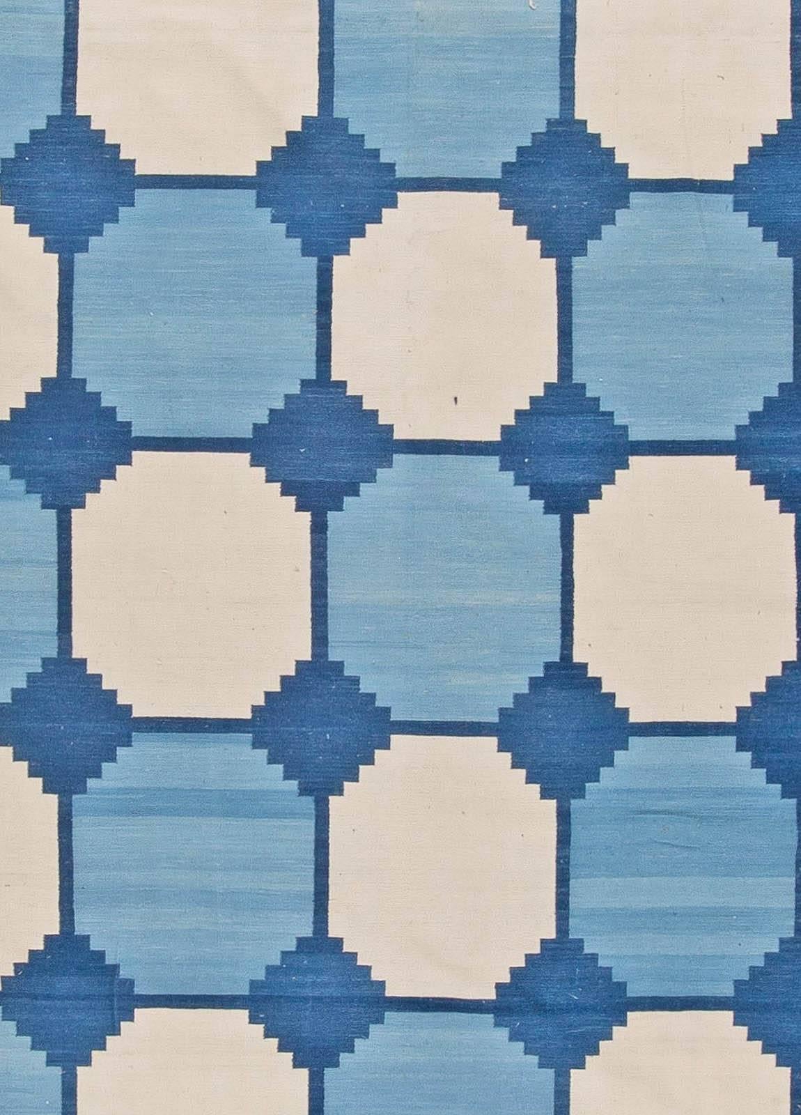 Übergroßer indischer Dhurrie-Teppich in blau-weiß-beige, handgefertigt von Doris Leslie Blau.
Größe: 14'7
