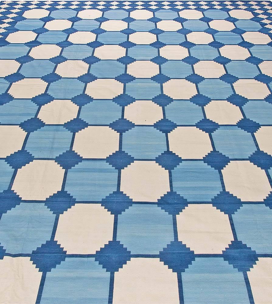 Handgefertigter indischer Dhurrie-Teppich in Übergröße in Blau, Weiß und Beige von Doris Leslie Blau (Moderne) im Angebot
