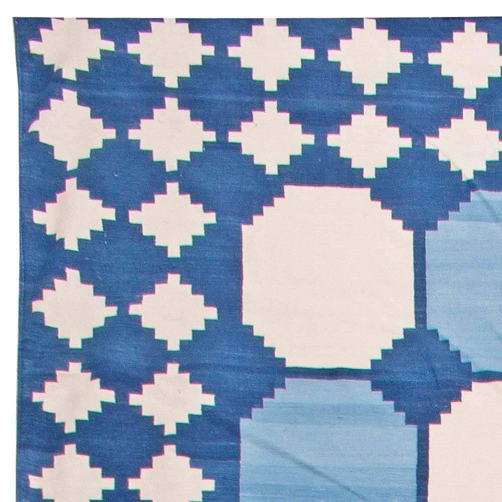 Handgefertigter indischer Dhurrie-Teppich in Übergröße in Blau, Weiß und Beige von Doris Leslie Blau (Indisch) im Angebot