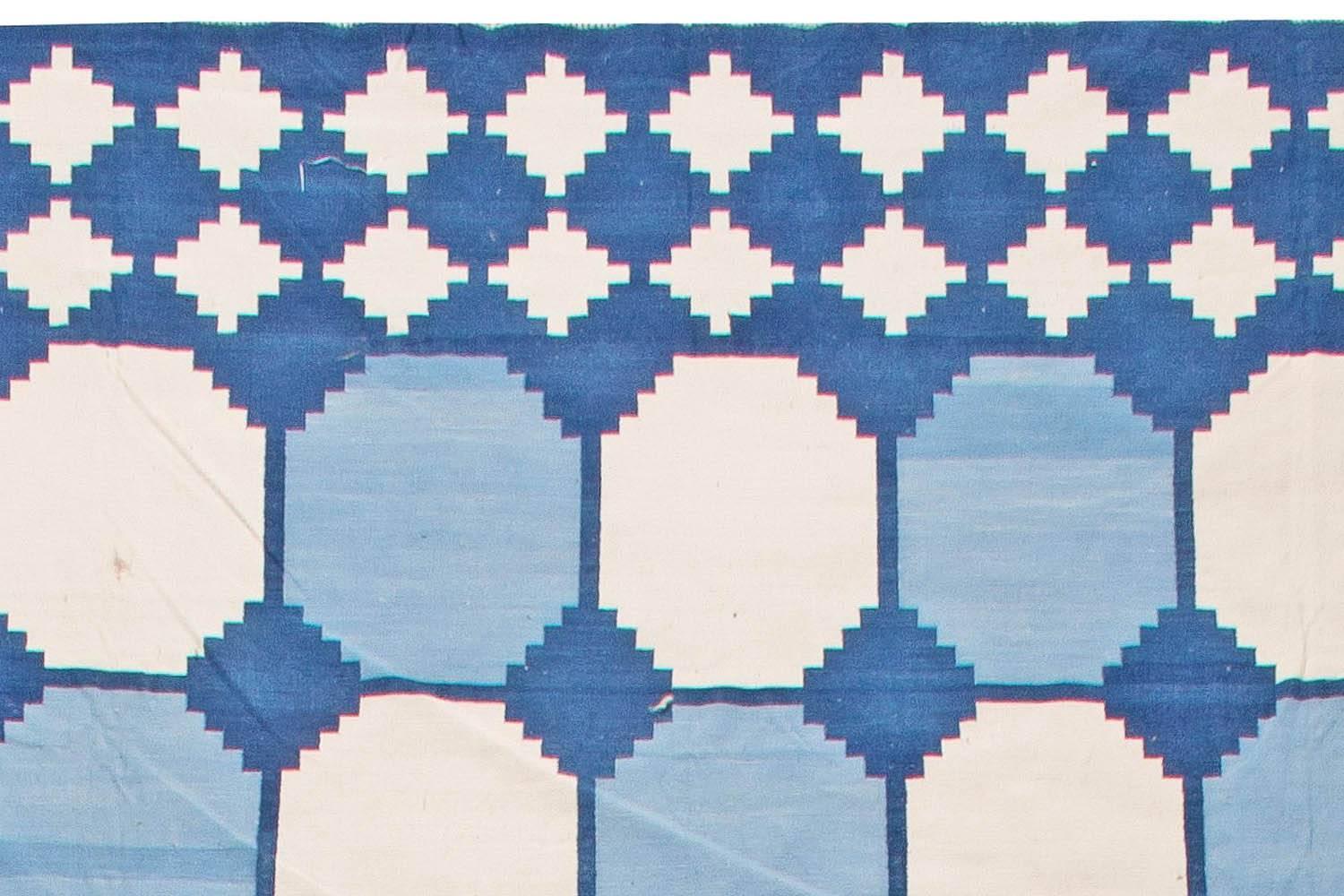 Handgefertigter indischer Dhurrie-Teppich in Übergröße in Blau, Weiß und Beige von Doris Leslie Blau (Handgewebt) im Angebot