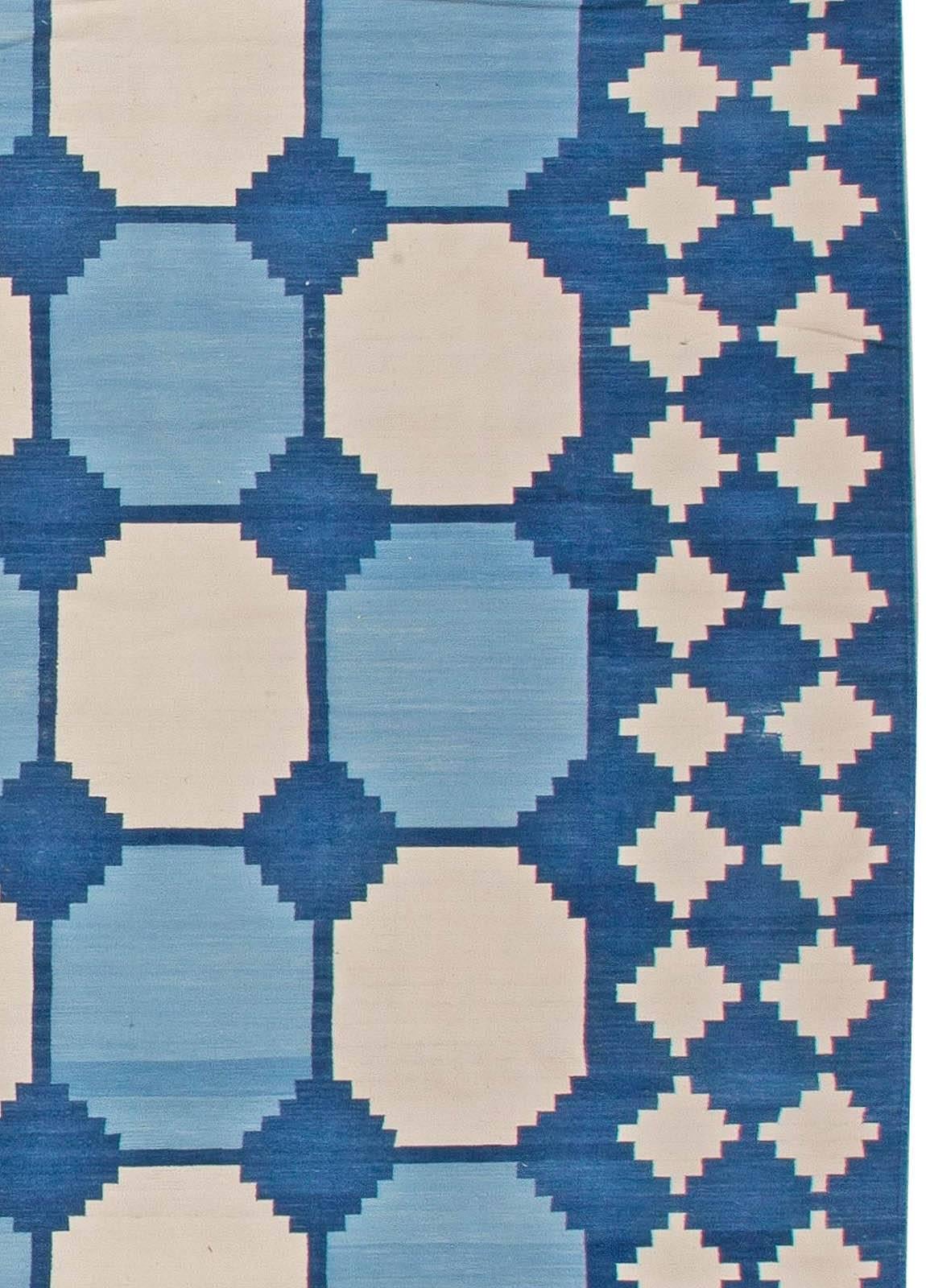 Handgefertigter indischer Dhurrie-Teppich in Übergröße in Blau, Weiß und Beige von Doris Leslie Blau im Zustand „Neu“ im Angebot in New York, NY