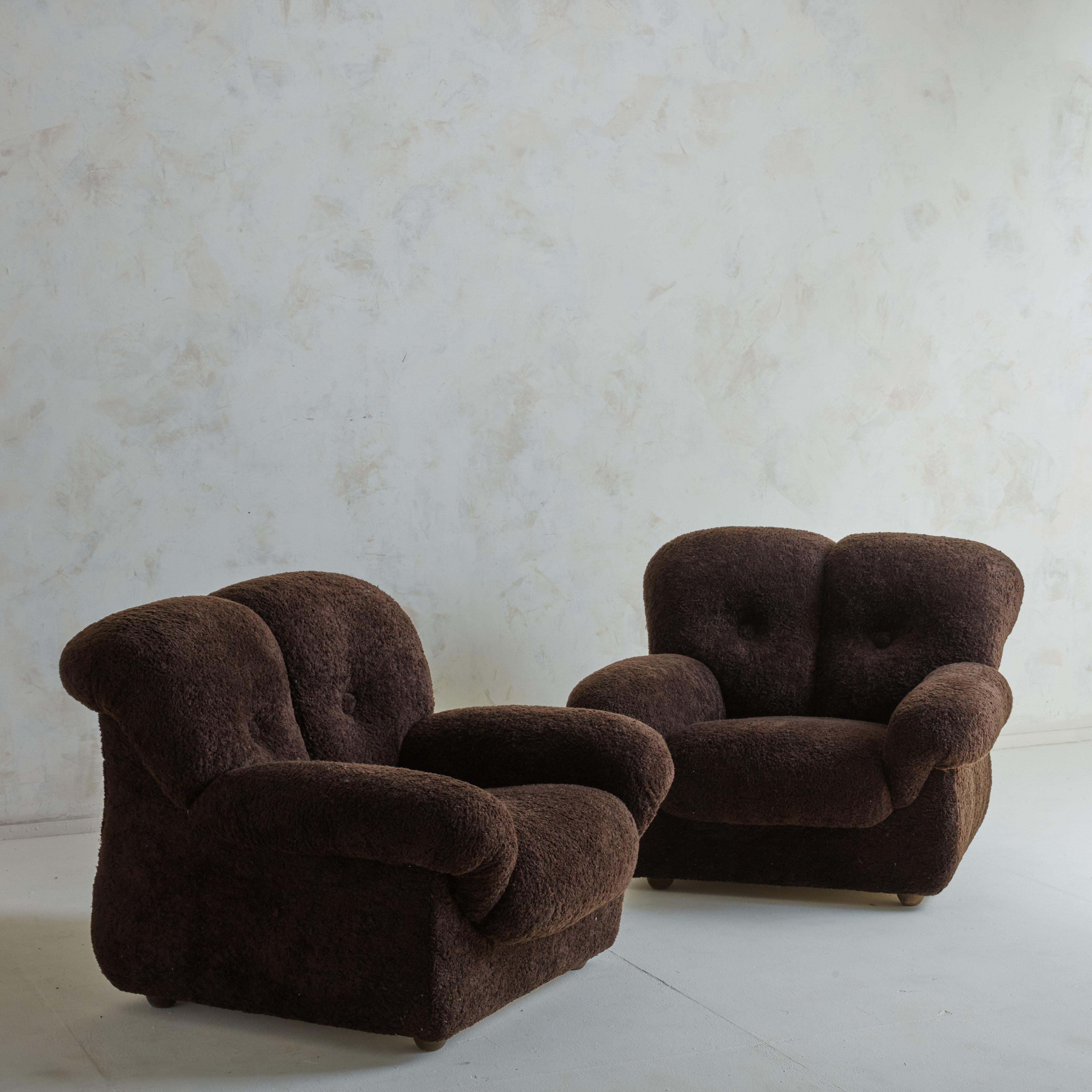 Mid-Century Modern Oversized Italian Lounge Chair in Brown Teddy Fabric With Button Tufts For Sale