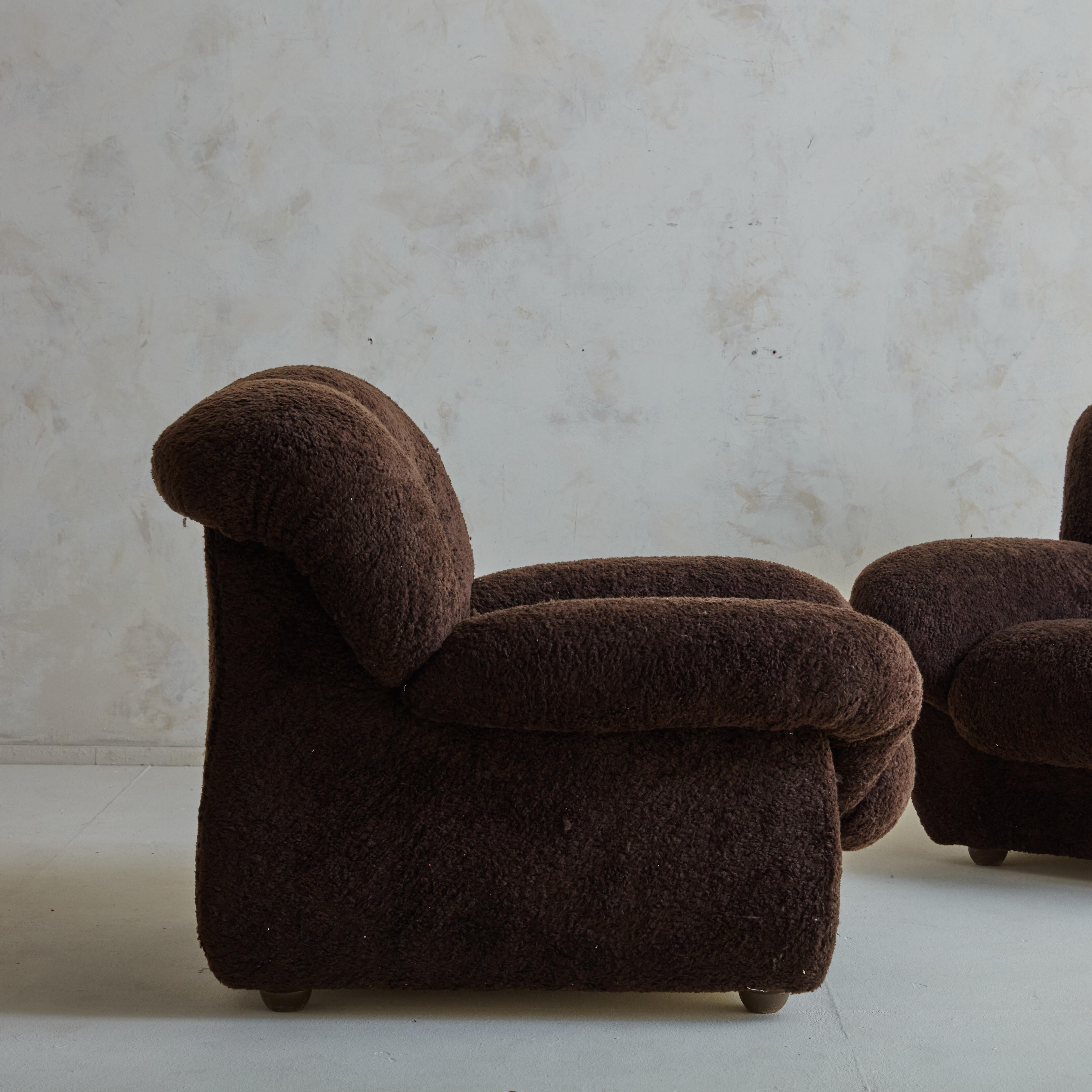 Oversized Italian Lounge Chair in Brown Teddy Fabric With Button Tufts In Good Condition For Sale In Chicago, IL