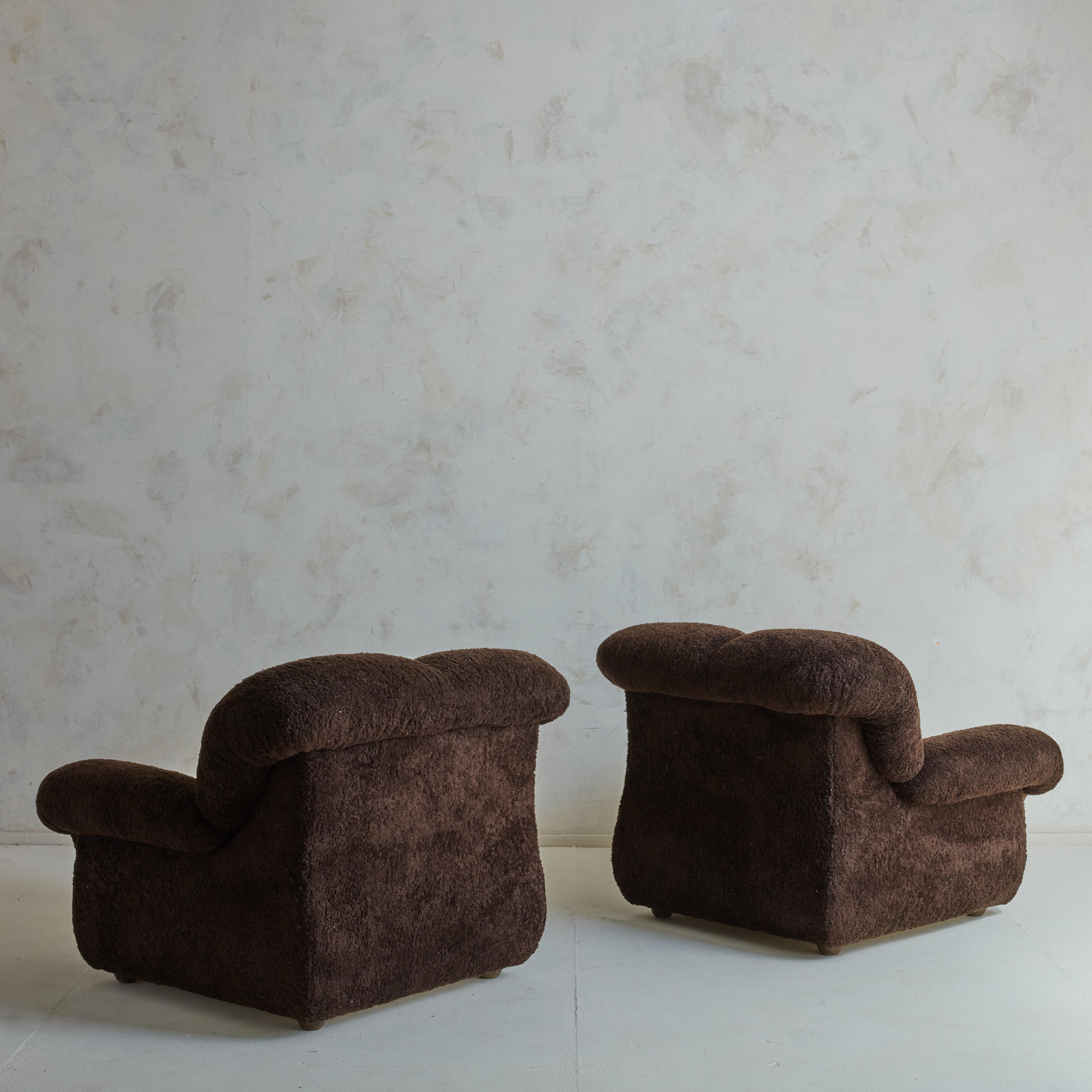 20th Century Oversized Italian Lounge Chair in Brown Teddy Fabric With Button Tufts