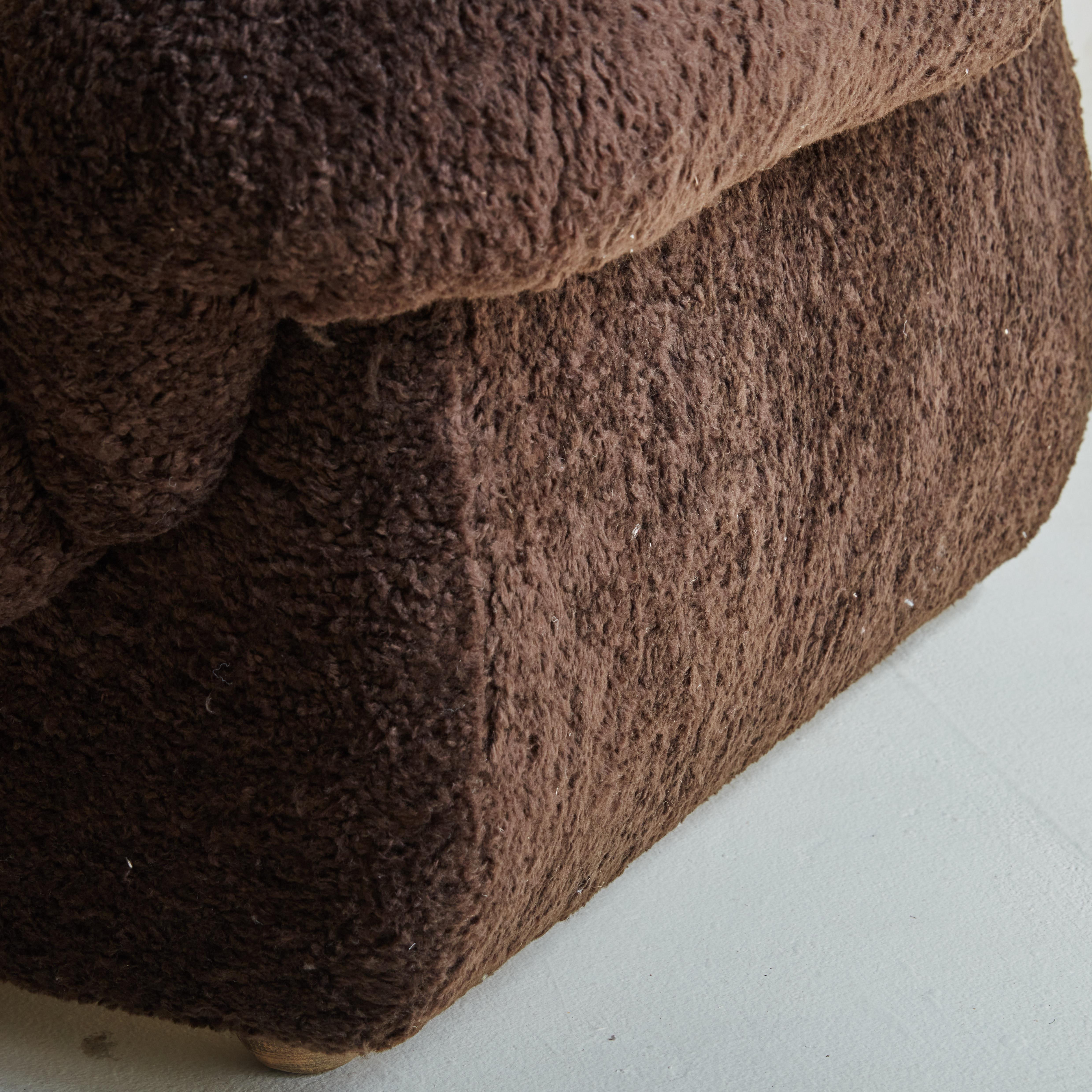 Tissu d'ameublement Chaise longue italienne surdimensionnée en tissu Teddy Brown avec touffes de boutons en vente