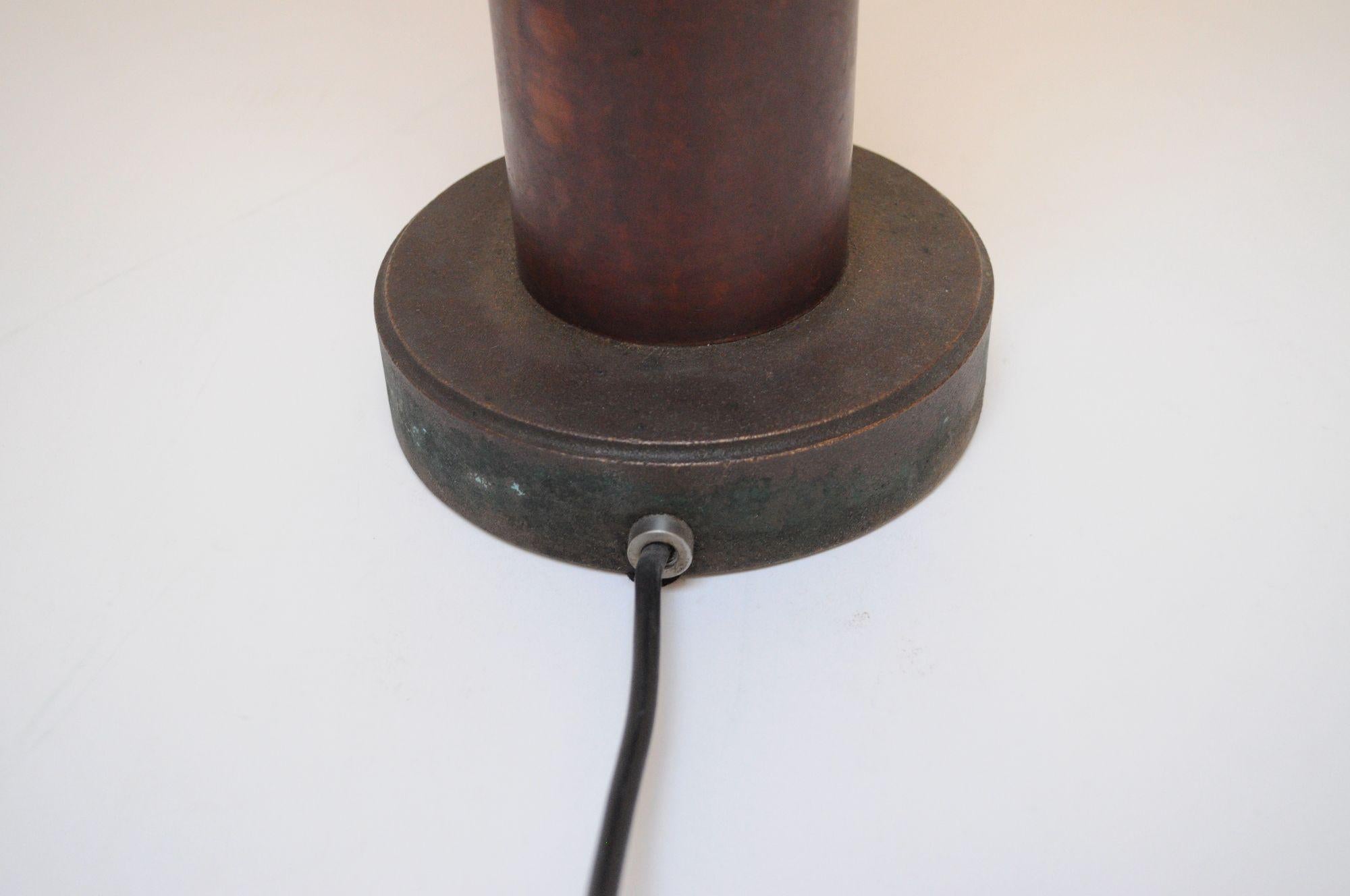 Lámpara de mesa modernista italiana sobredimensionada de cobre patinado, bronce y cristal en venta 7