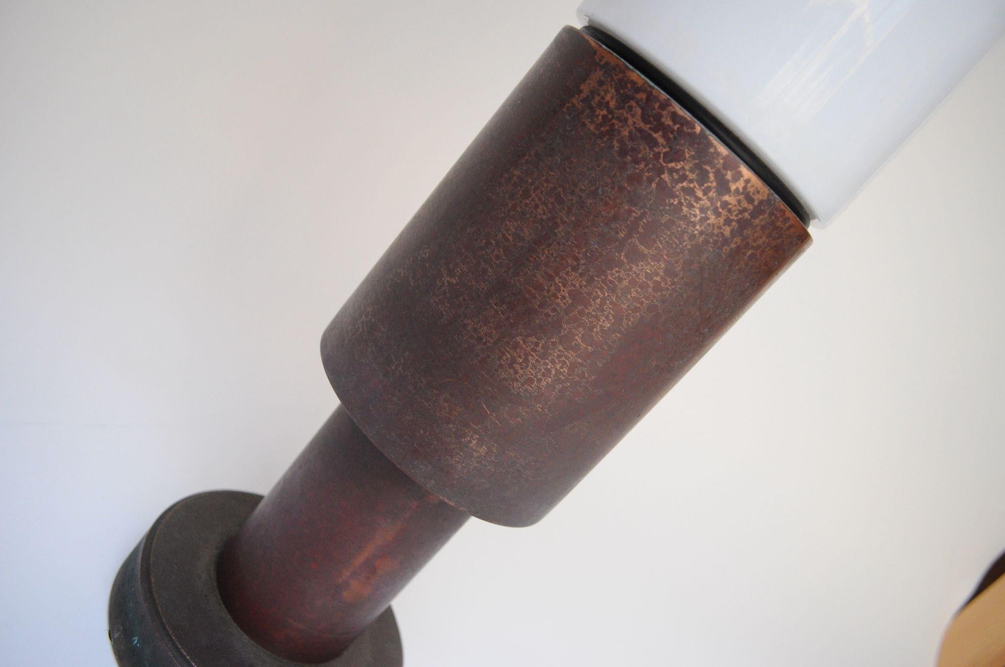 Lámpara de mesa modernista italiana sobredimensionada de cobre patinado, bronce y cristal mediados del siglo XX en venta