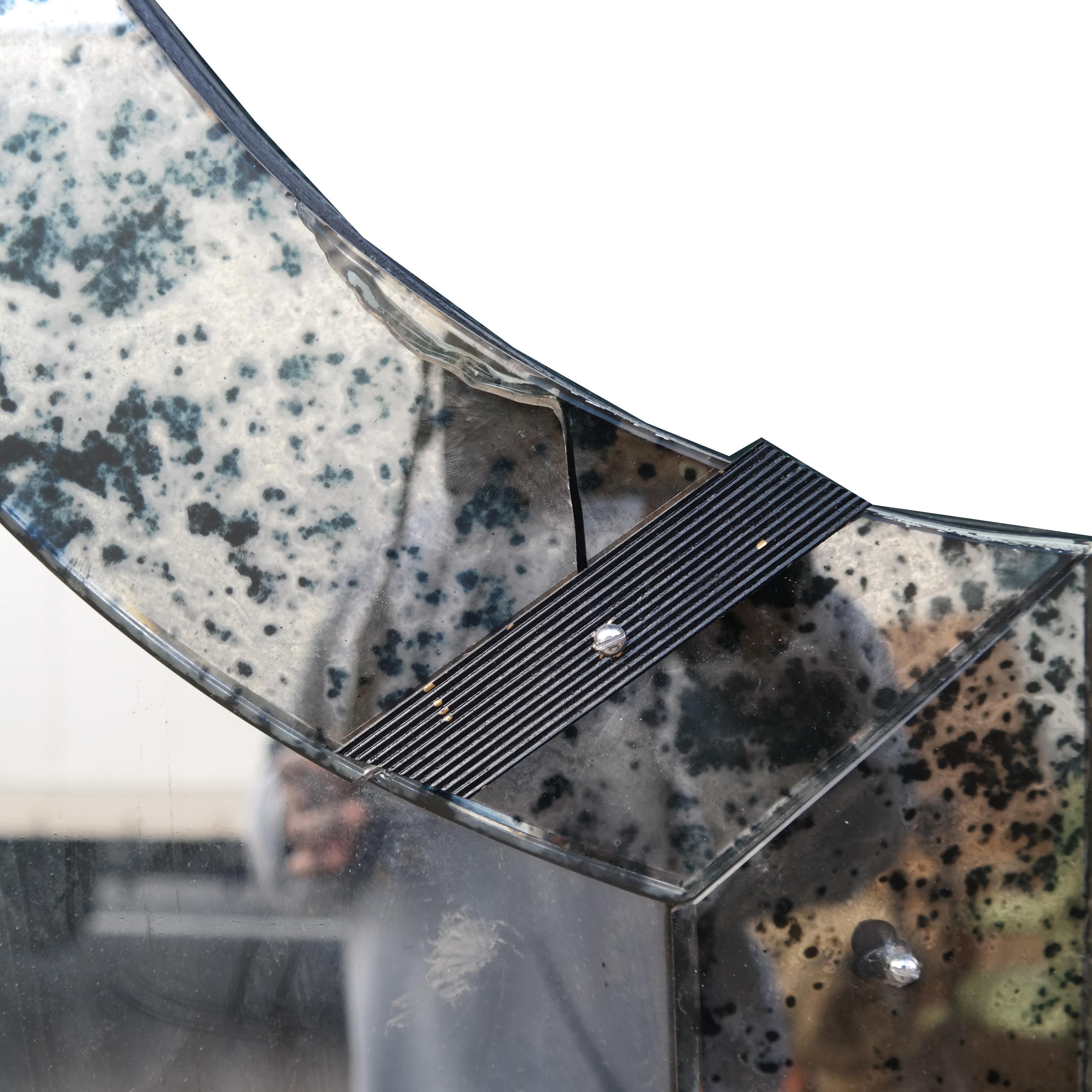 Miroir surdimensionné de style Jansen avec cadre en verre fumé et base en bois ébonisé.