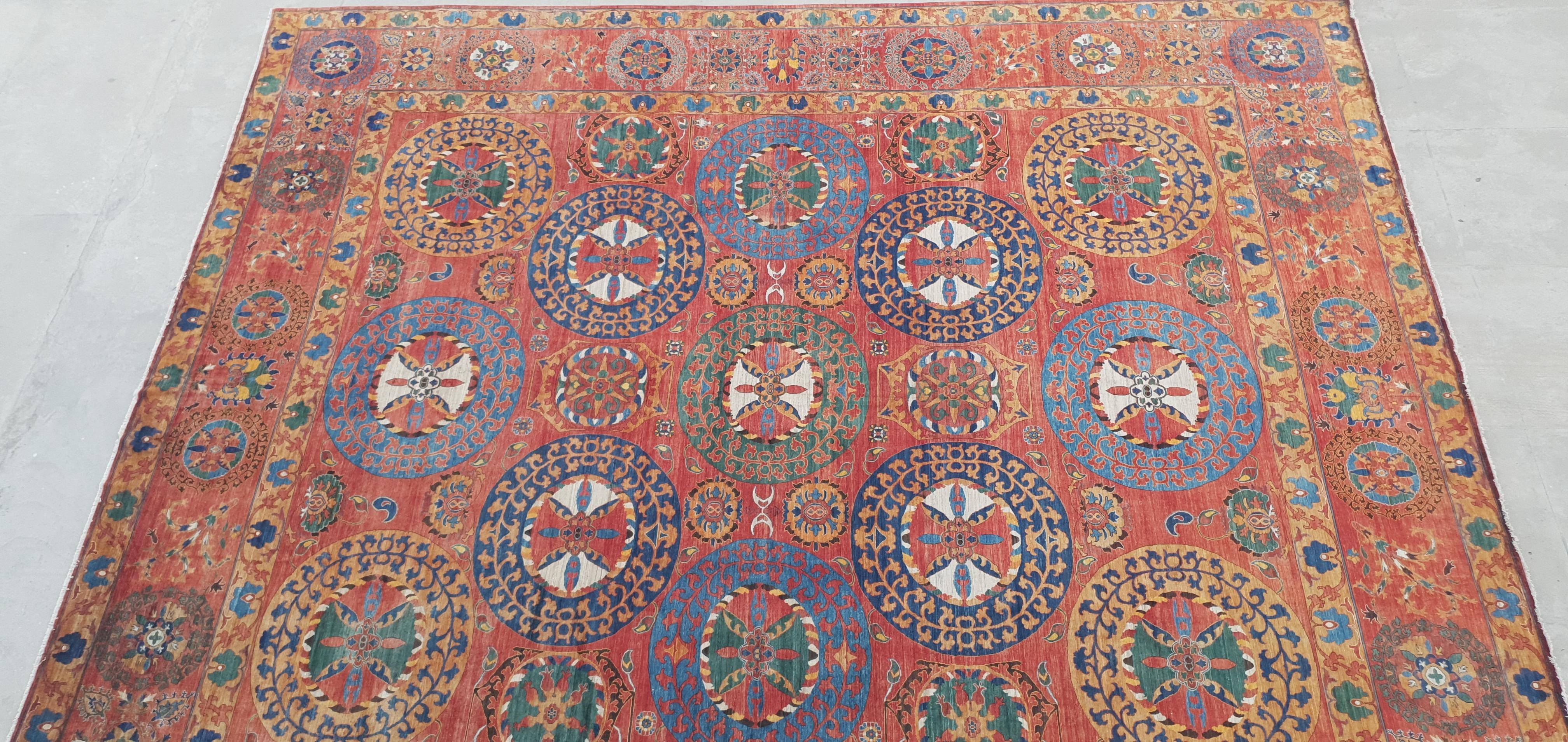 Übergroßer Teppich aus der Djoharian Design Kollektion 25 x 22 ft aus dem Film Spencer (Wolle) im Angebot