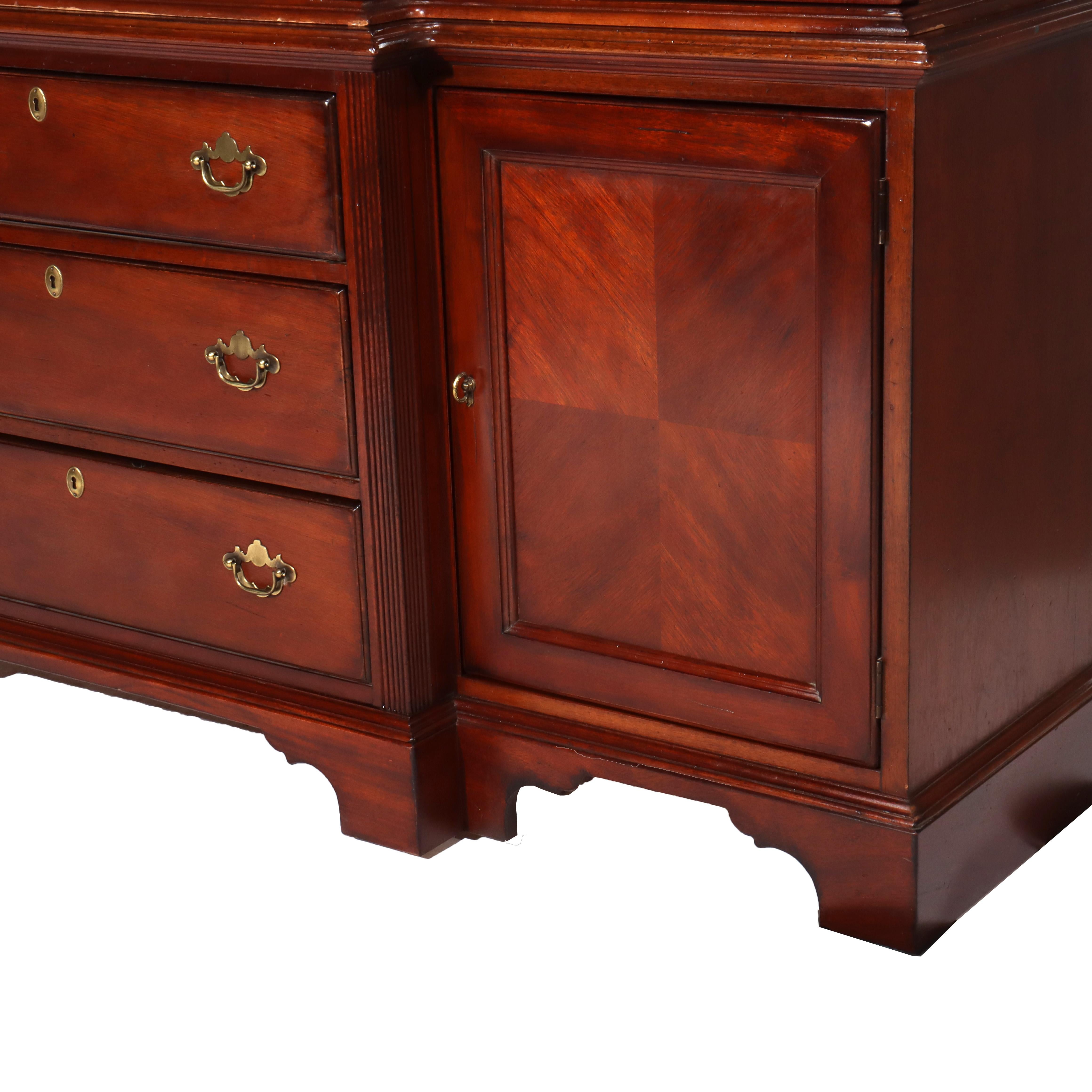 Federale Armadietto per le porcellane in mogano oversize di Lexington Palmer Home in stile Feder del XX secolo in vendita