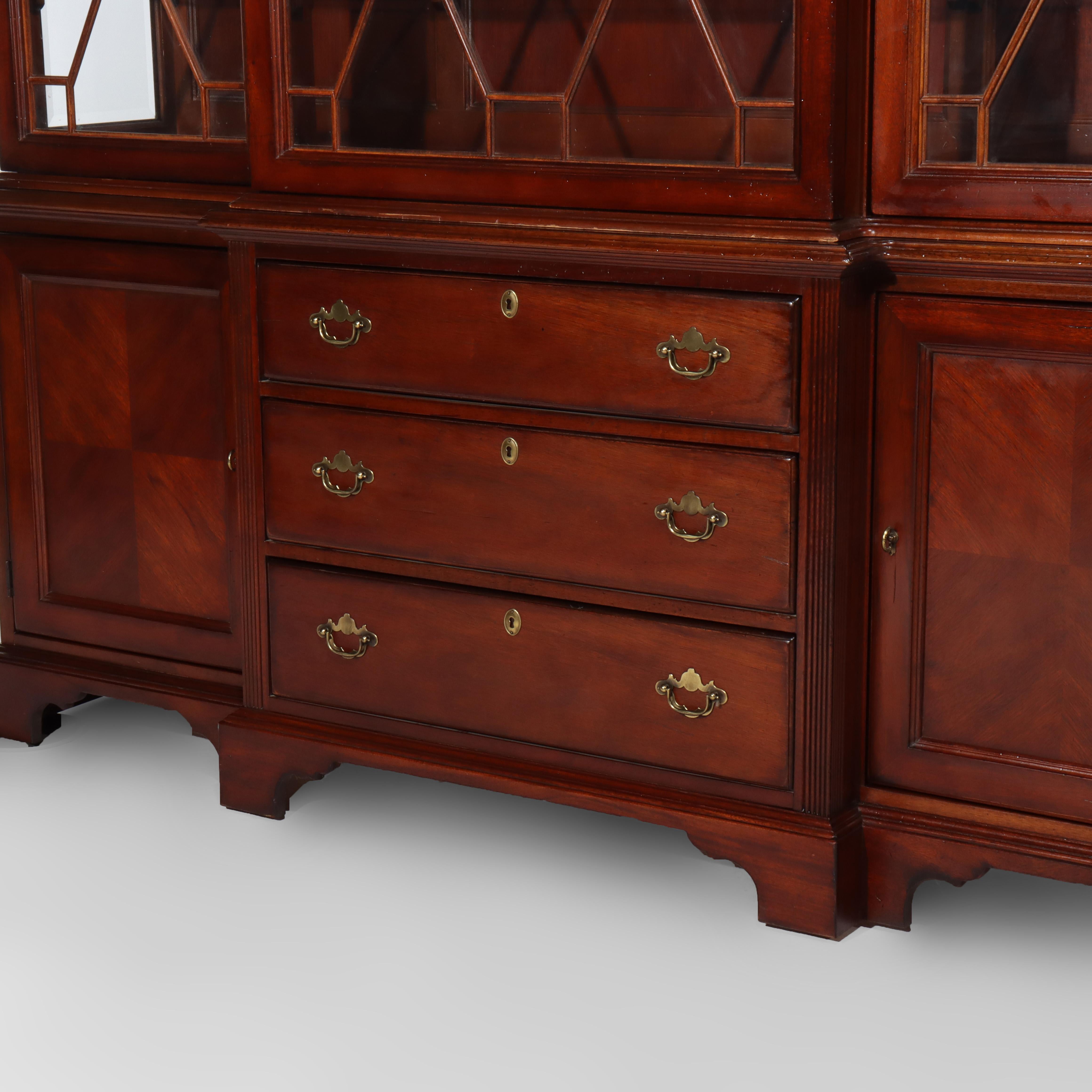 Armadietto per le porcellane in mogano oversize di Lexington Palmer Home in stile Feder del XX secolo In condizioni buone in vendita a Big Flats, NY