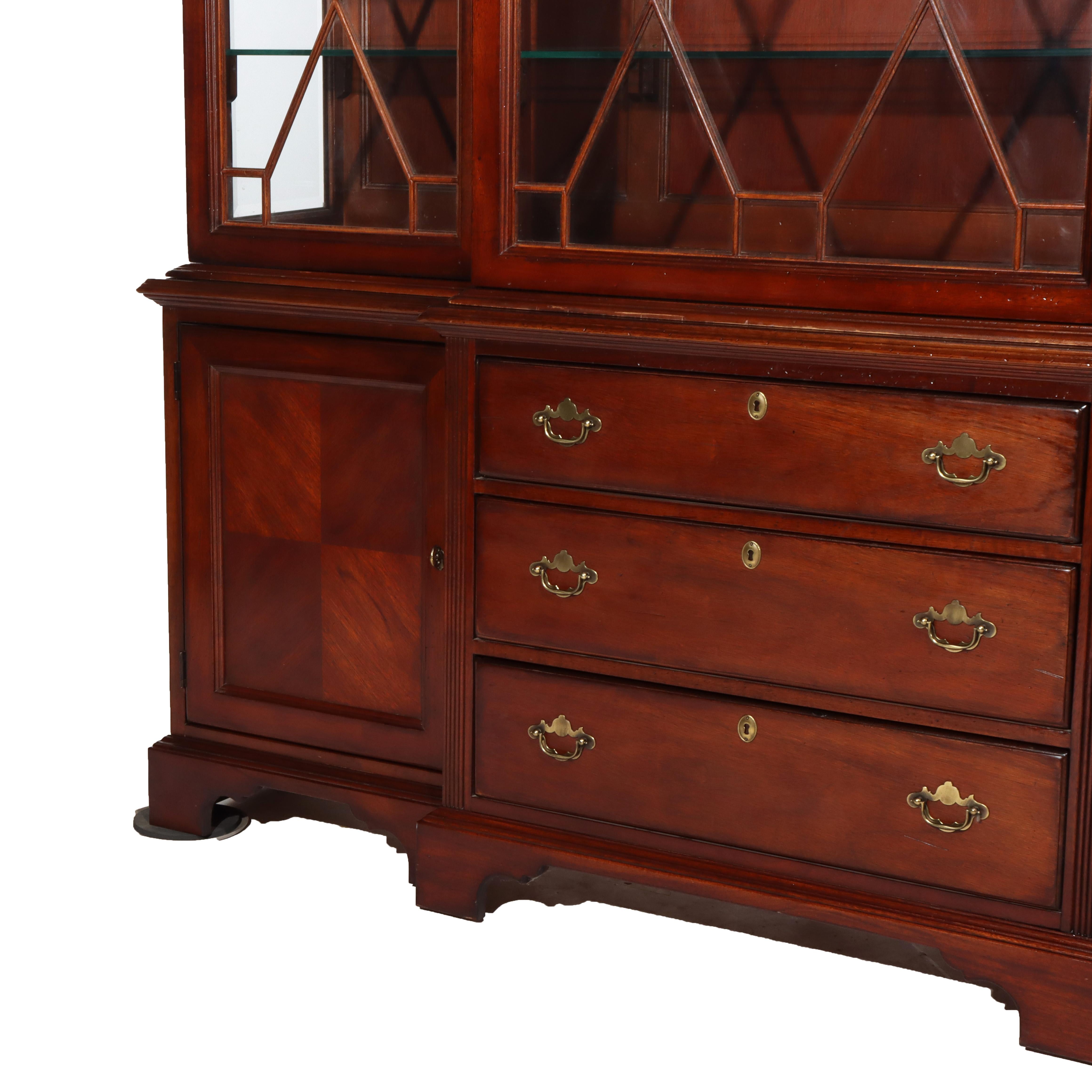 Mogano Armadietto per le porcellane in mogano oversize di Lexington Palmer Home in stile Feder del XX secolo in vendita