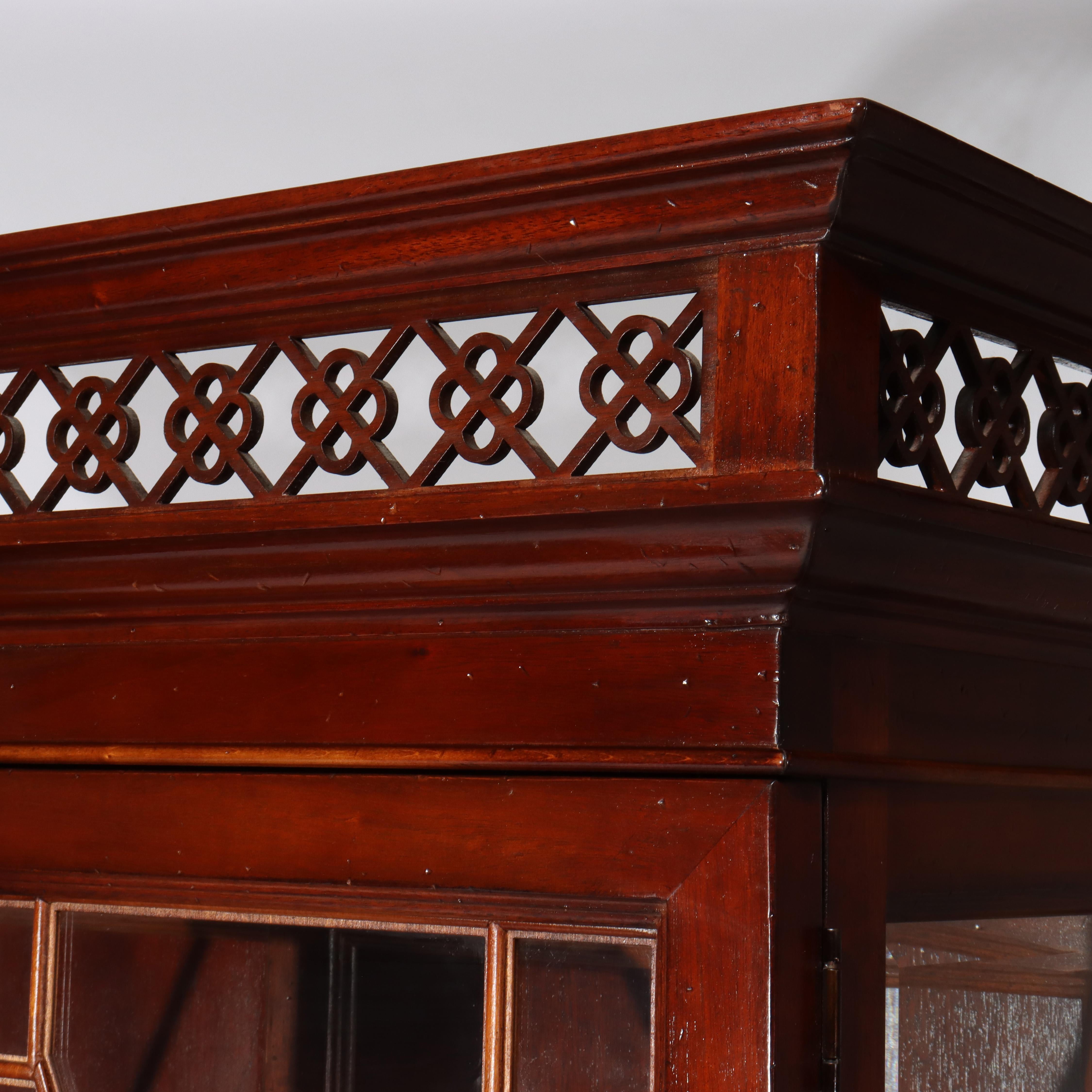 Armadietto per le porcellane in mogano oversize di Lexington Palmer Home in stile Feder del XX secolo in vendita 1