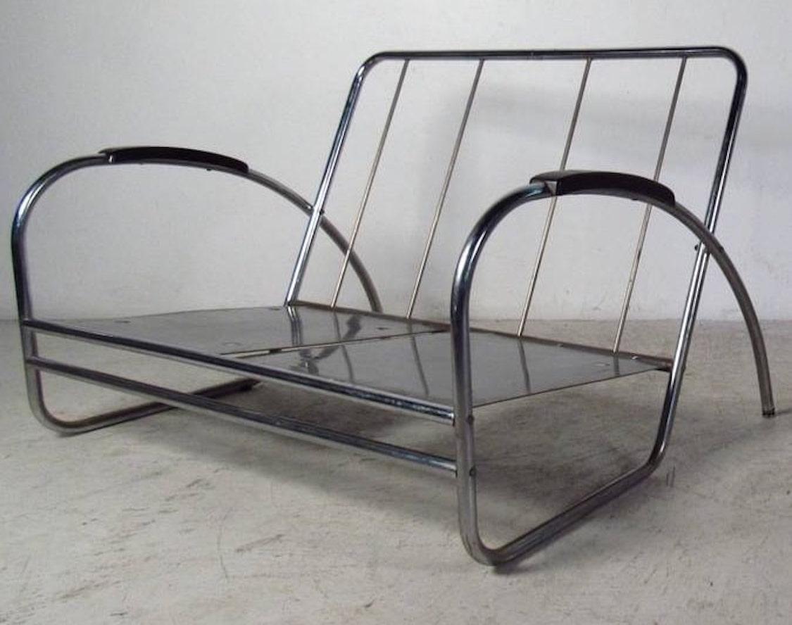 Cette paire de fauteuils d'amour en chrome tubulaire de Royal Metal se caractérise par une construction moderne de qualité datant du milieu du siècle dernier. Un design épuré avec des coussins amovibles surchargés recouverts de vinyle blanc. Le