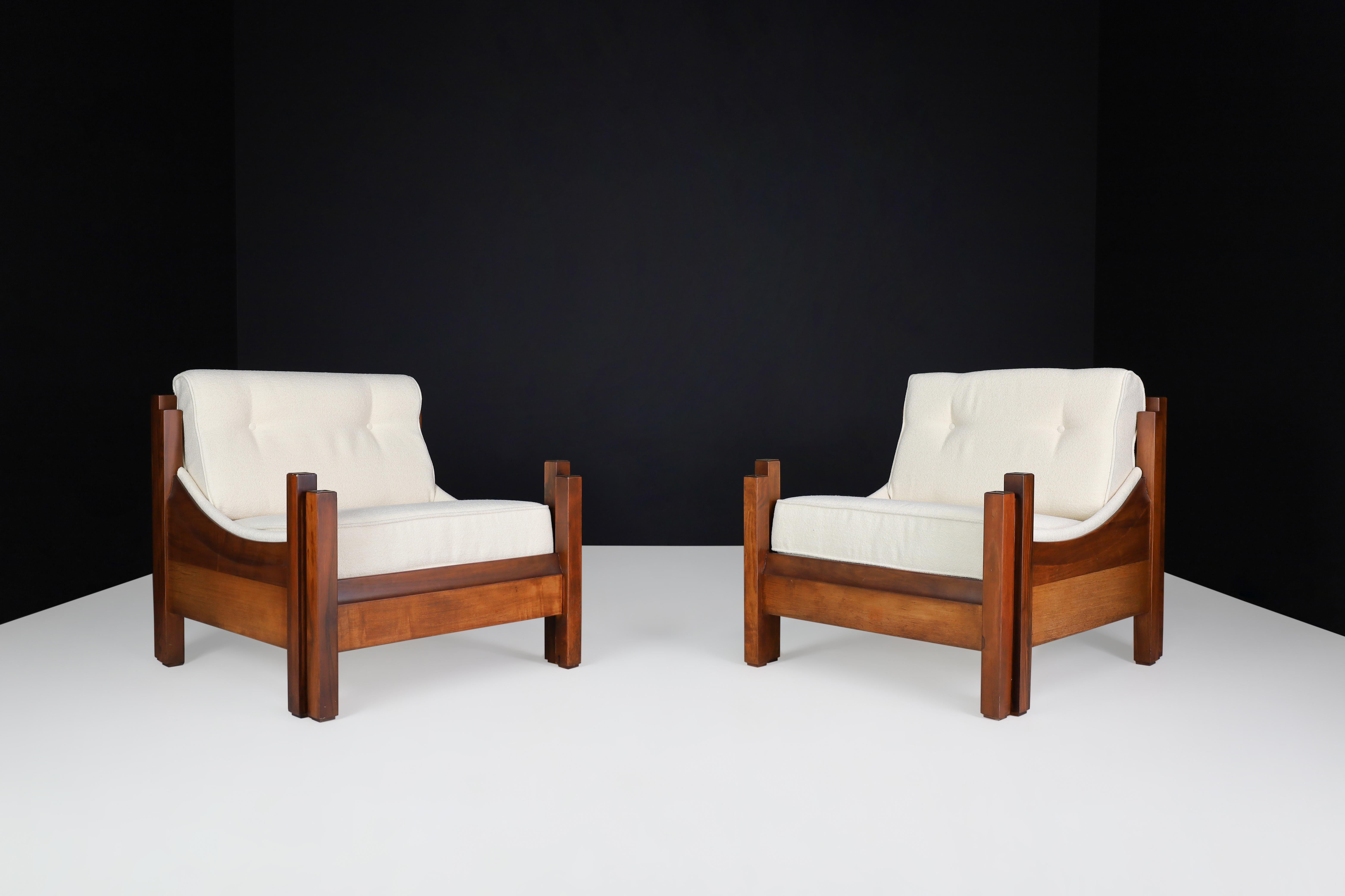 Oversized Lounge chairs in Walnut and Fabric, Italy, 1960s 

Pair large midcentury walnut armchairs or lounge chairs manufactured and designed in Italy 1960s, made of solid walnut, and professionally reupholstered in new fabric. These decorative