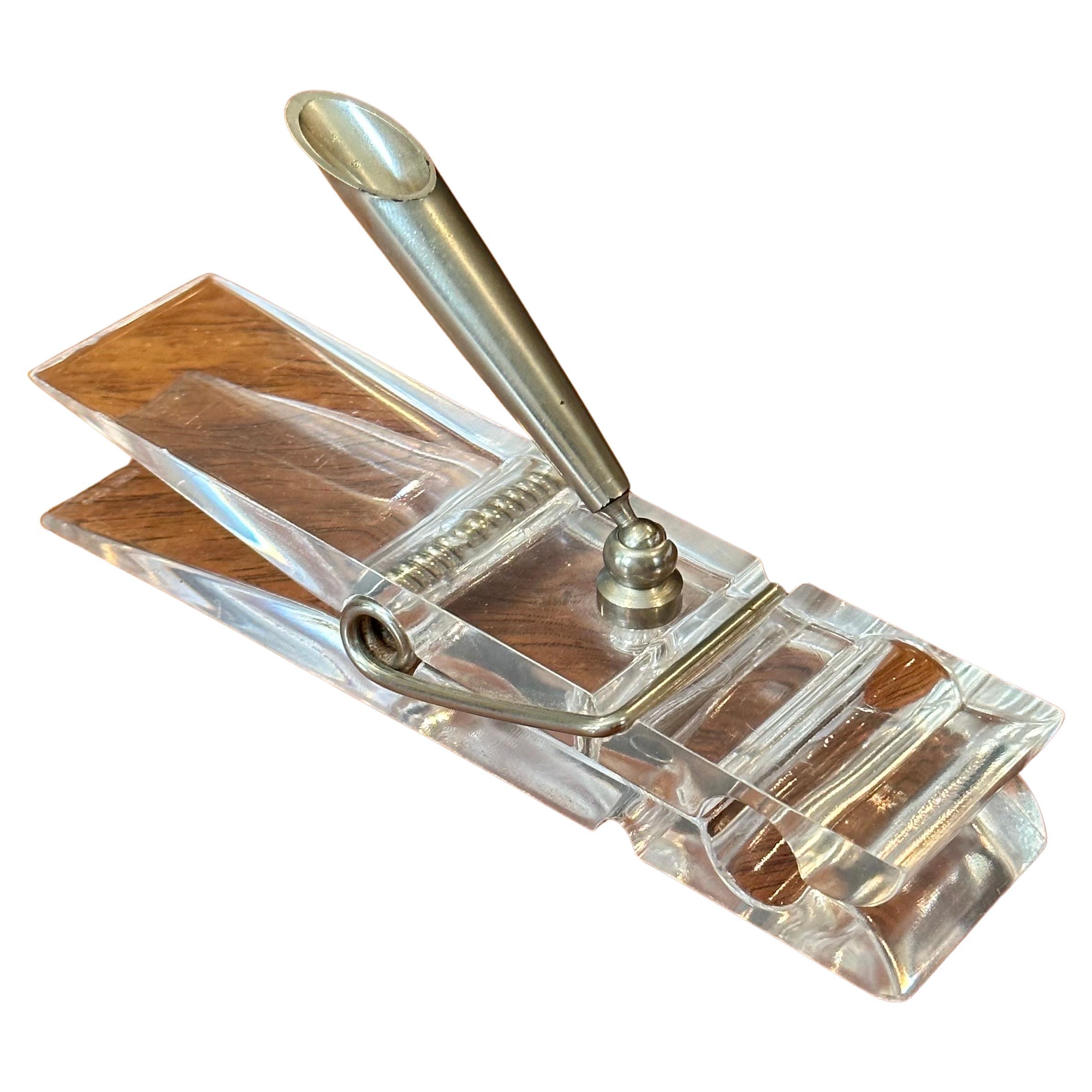 Übergroßer Lucite Clothespin-Briefbeschwerer / Stifthalter / Schreibtischzubehör