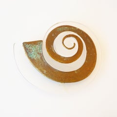 Broche tourbillon / escargot surdimensionnée en Lucite et laiton patiné Fabrice Paris, 1970