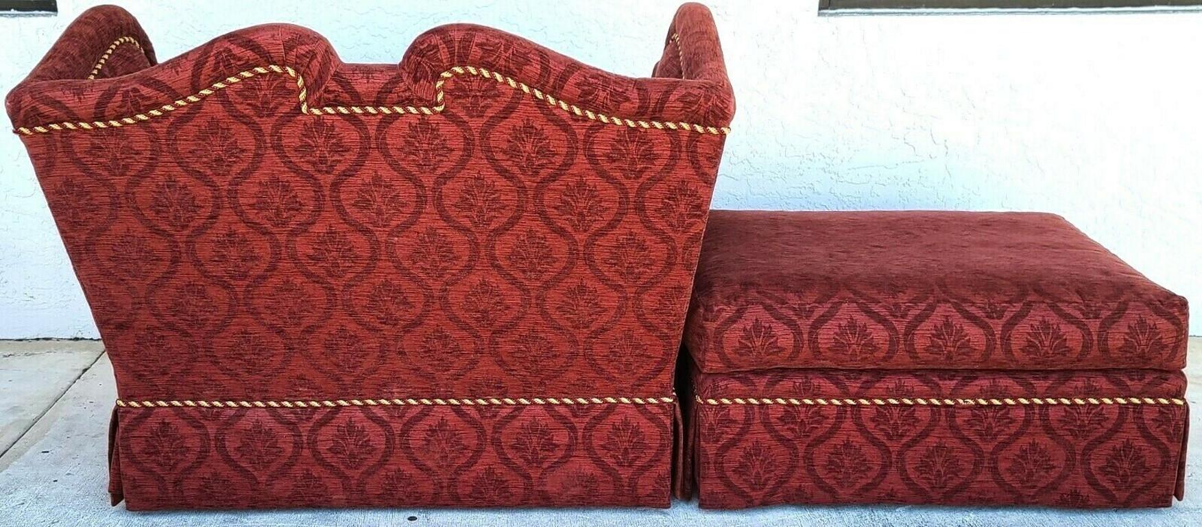 Provincial français Chaise Wingback surdimensionnée Marge Carson en damas avec pouf à roulettes en vente