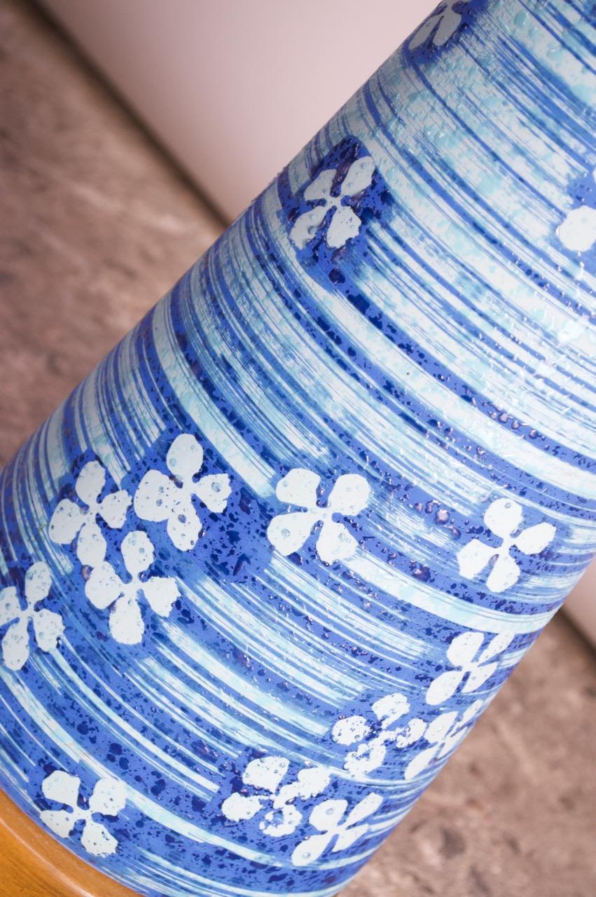 Übergroße blaue Keramiklampe aus der Jahrhundertmitte mit Blumenmotiv im Angebot 3