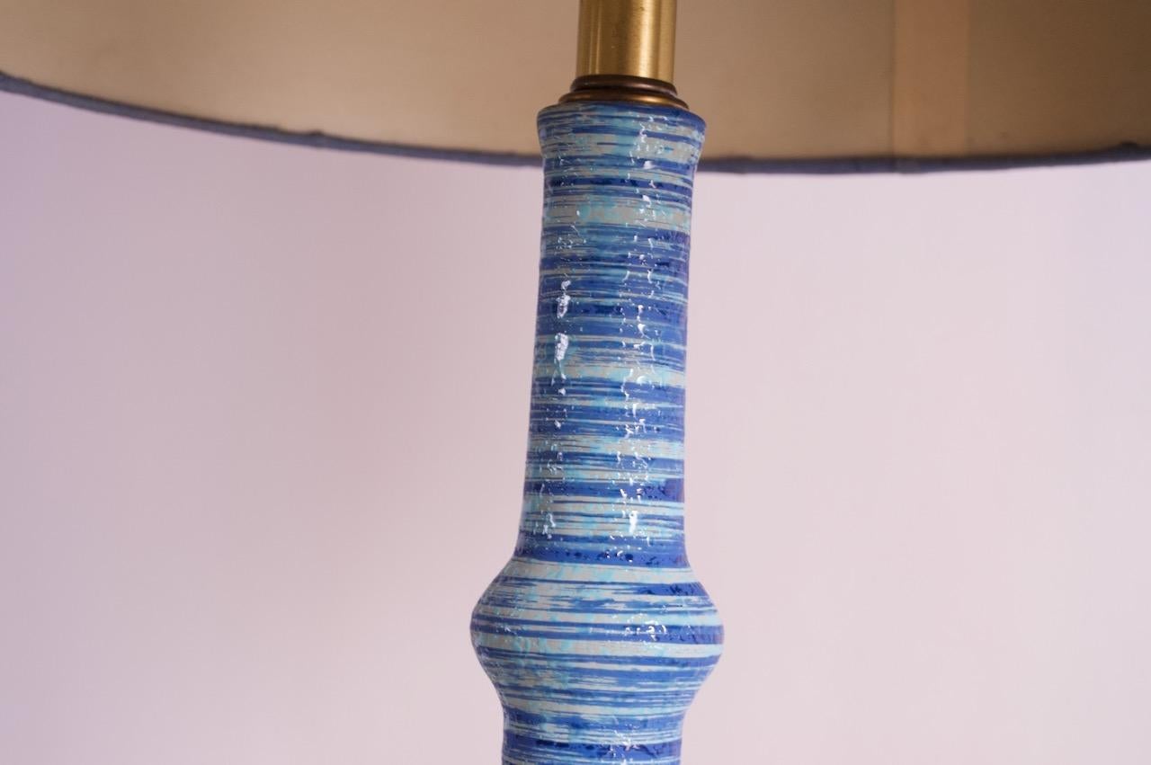 Übergroße blaue Keramiklampe aus der Jahrhundertmitte mit Blumenmotiv im Angebot 8