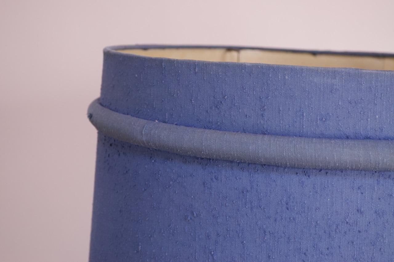 Übergroße blaue Keramiklampe aus der Jahrhundertmitte mit Blumenmotiv im Angebot 10