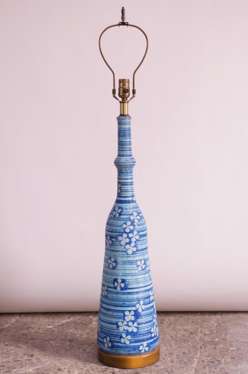 Übergroße blaue Keramiklampe aus der Jahrhundertmitte mit Blumenmotiv (amerikanisch) im Angebot