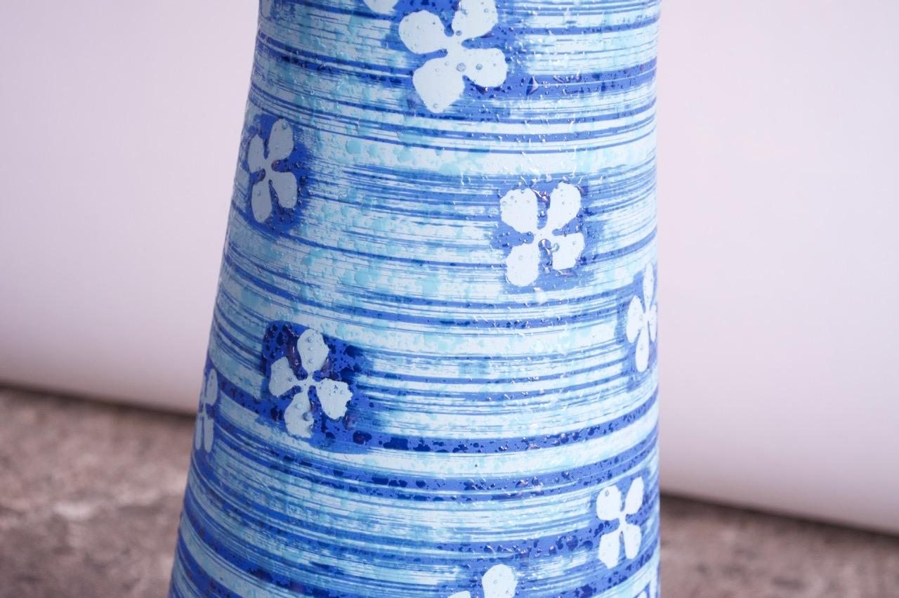 Übergroße blaue Keramiklampe aus der Jahrhundertmitte mit Blumenmotiv (Mitte des 20. Jahrhunderts) im Angebot