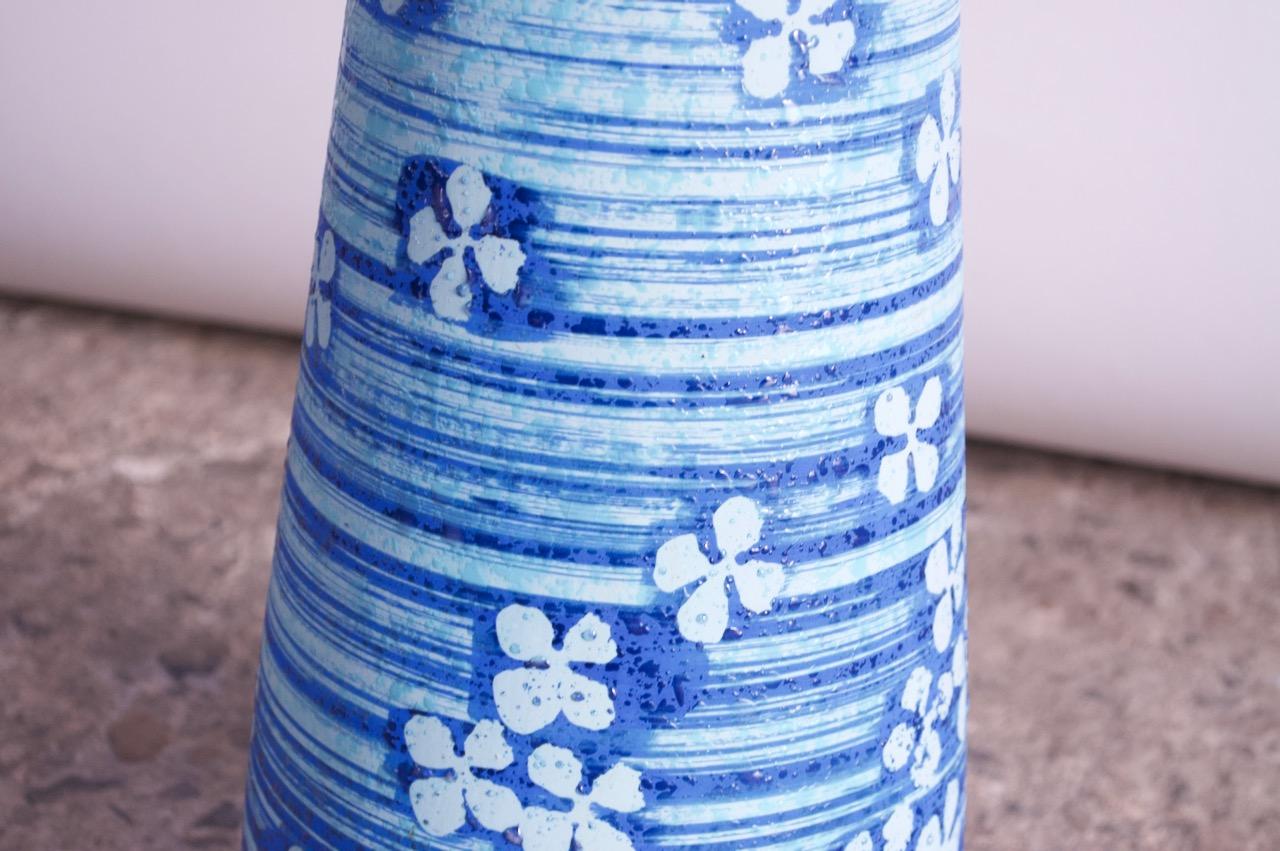 Übergroße blaue Keramiklampe aus der Jahrhundertmitte mit Blumenmotiv (Walnuss) im Angebot