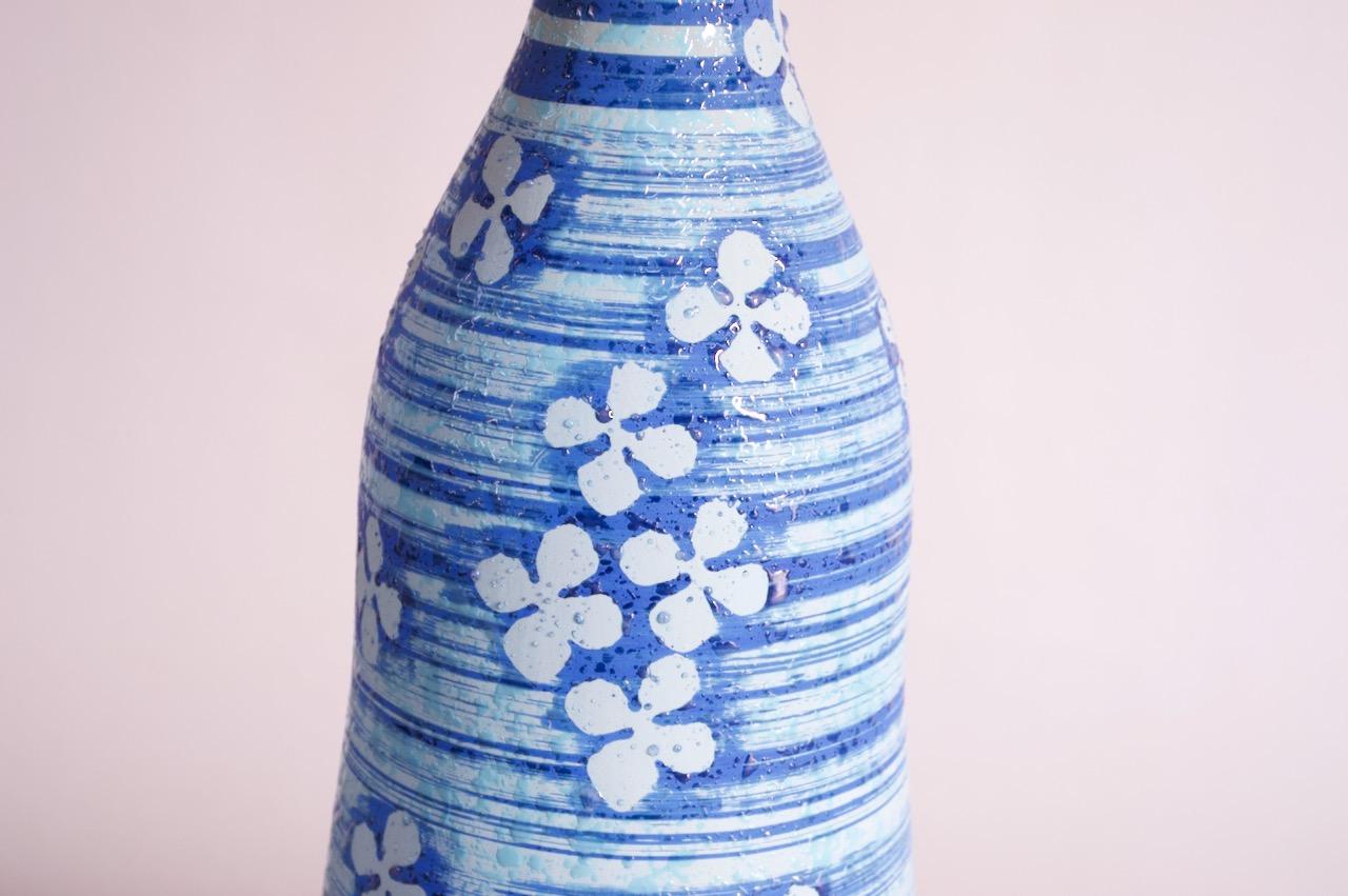 Übergroße blaue Keramiklampe aus der Jahrhundertmitte mit Blumenmotiv im Angebot 1