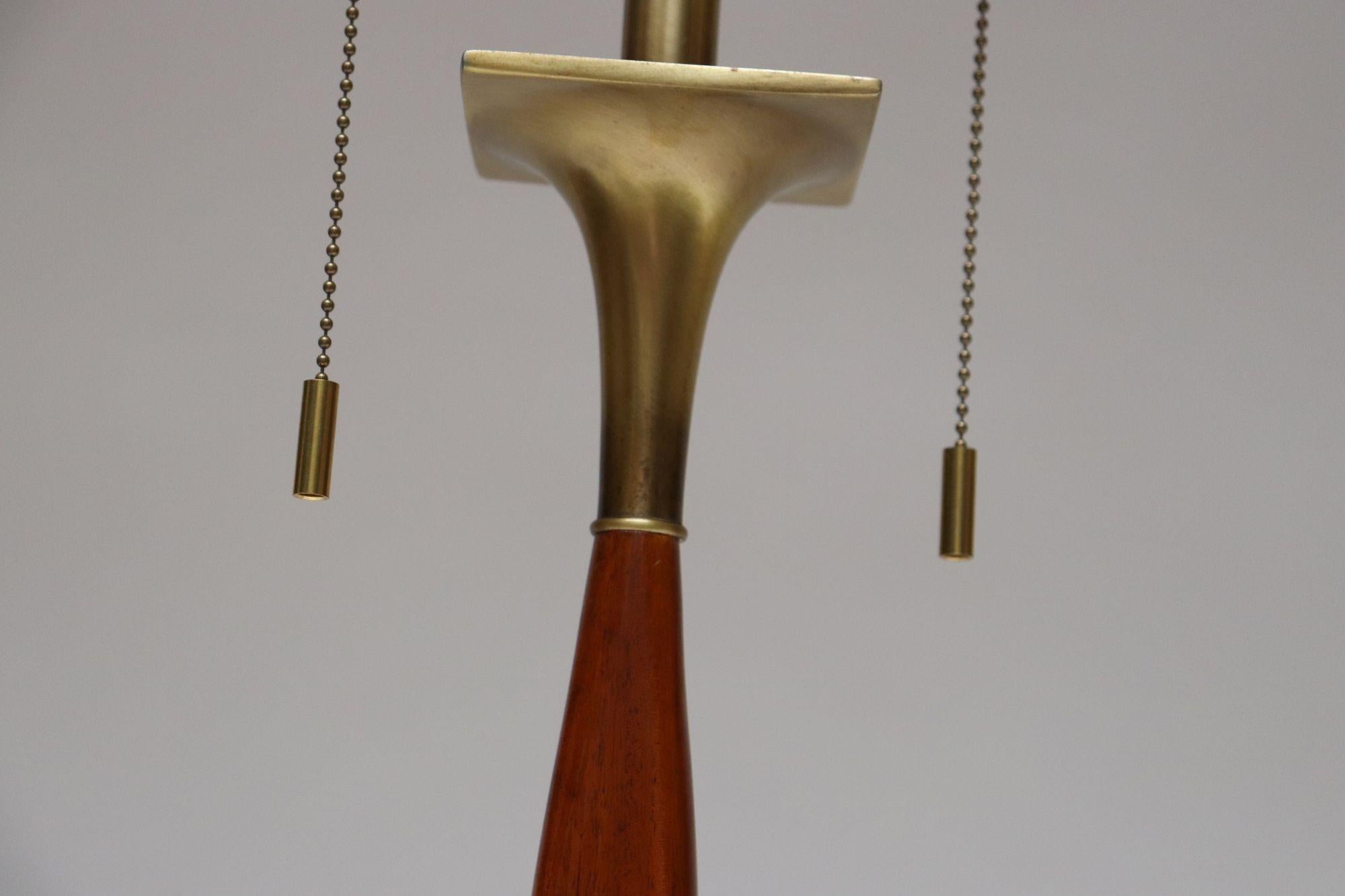 Lampada da tavolo oversize a doppia presa in noce e ottone del Mid-Century Modern di Laurel in vendita 7