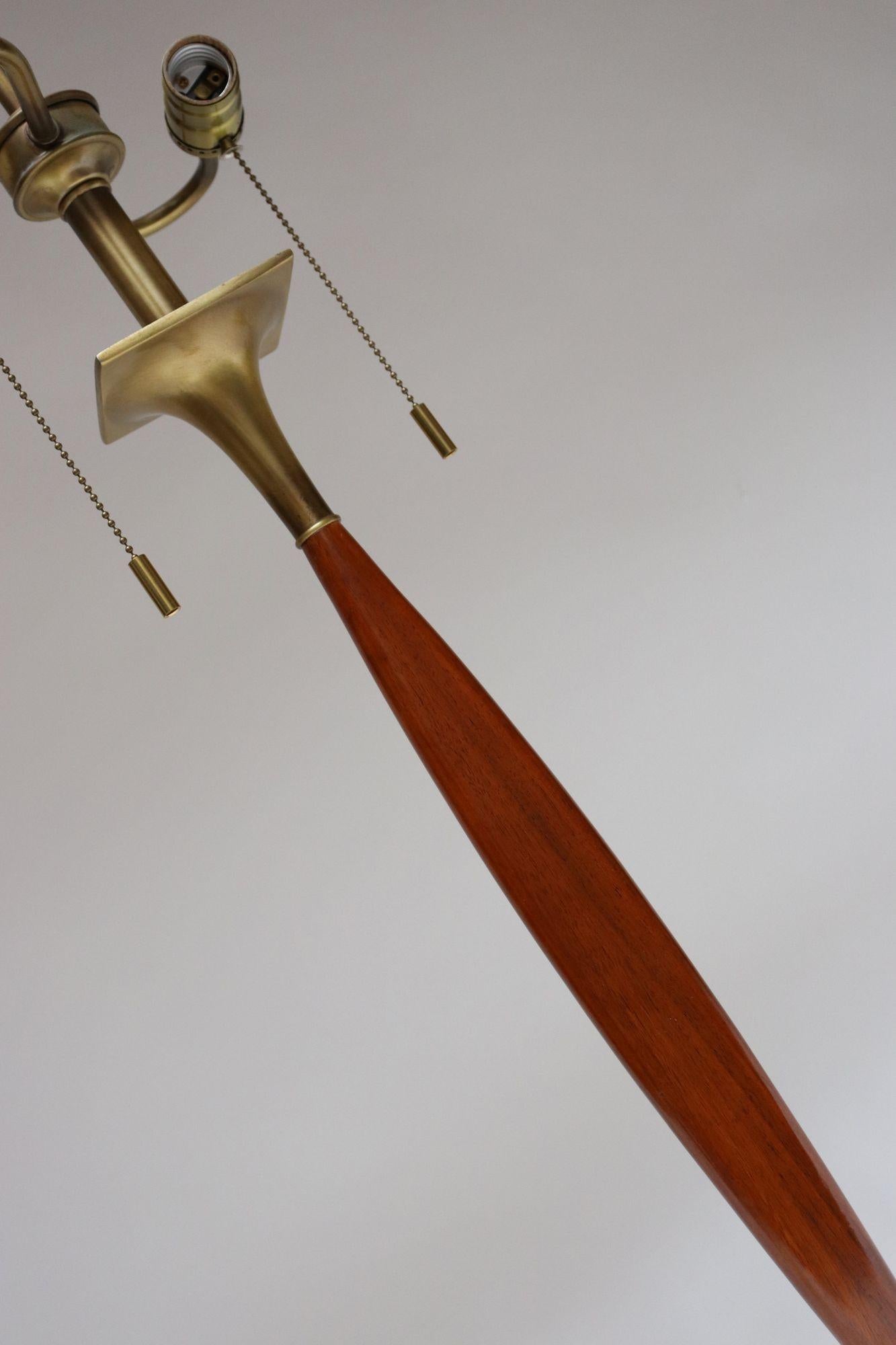 Metà XX secolo Lampada da tavolo oversize a doppia presa in noce e ottone del Mid-Century Modern di Laurel in vendita
