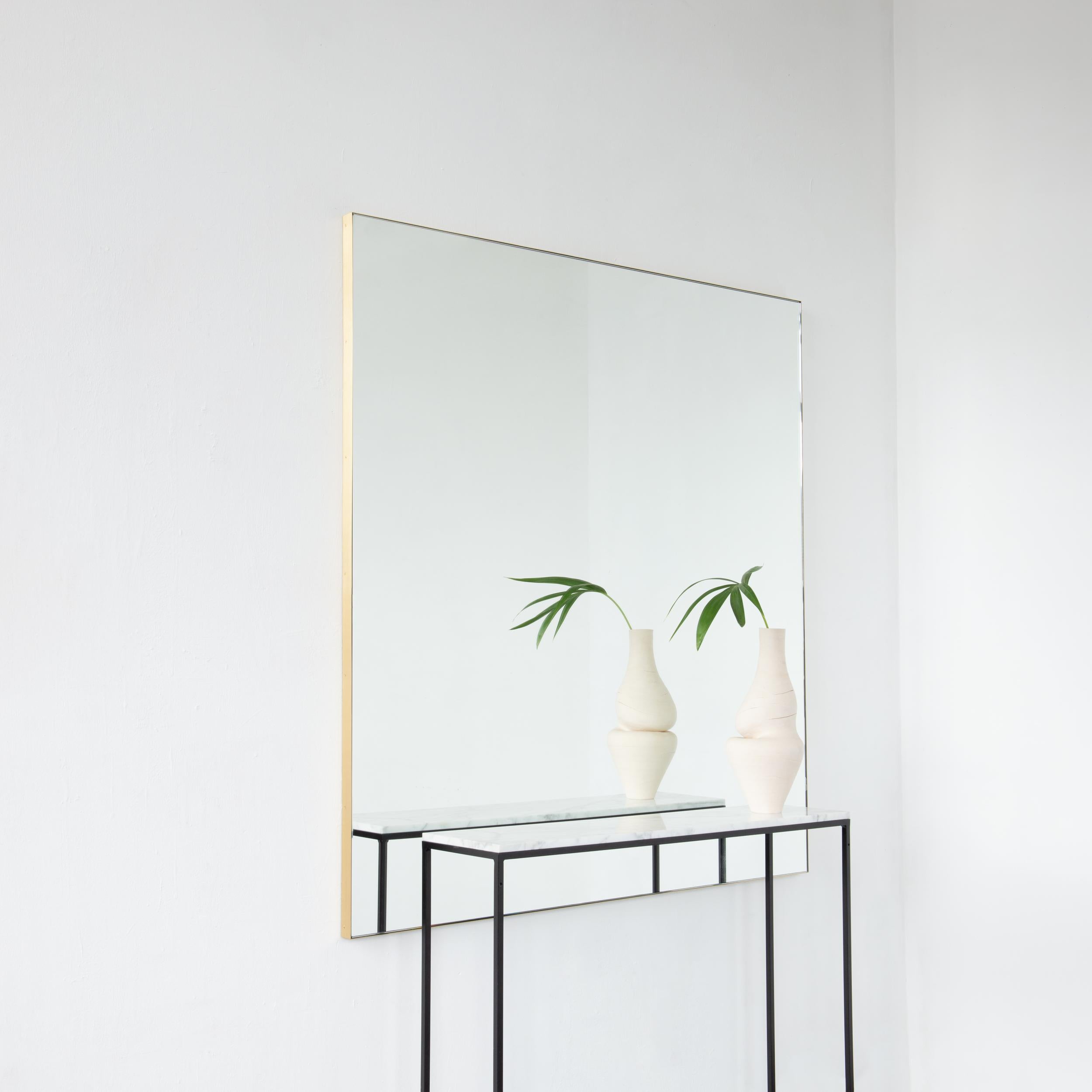 Espejo rectangular moderno Quadris™ de gran tamaño con un elegante marco de latón macizo cepillado y esquinas cuadradas. Forma parte de la encantadora colección Quadris™, diseñada y fabricada a mano en Londres, Reino Unido. Los detalles y el