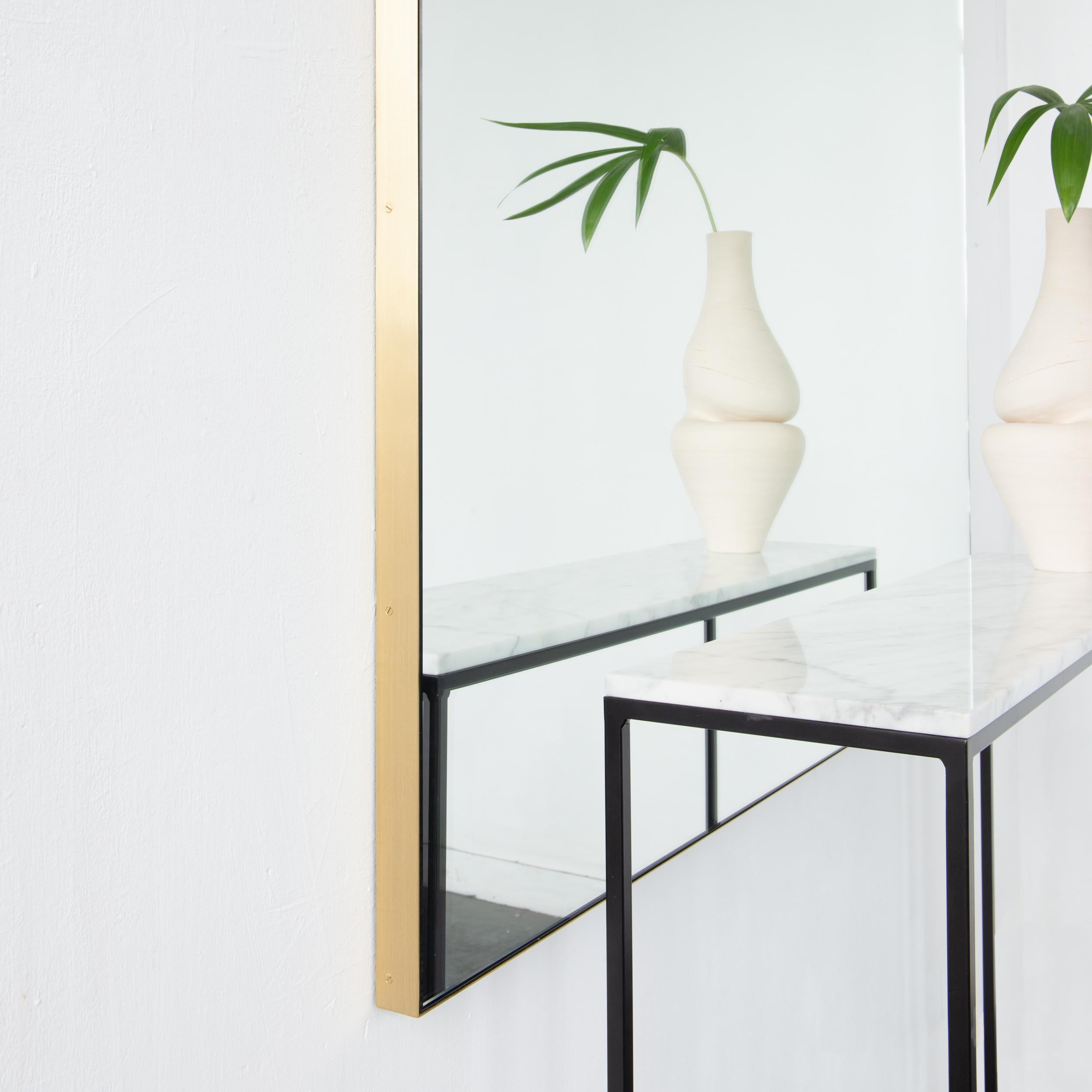 Espejo rectangular sobremantelado minimalista Quadris de gran tamaño con marco de latón Cepillado en venta