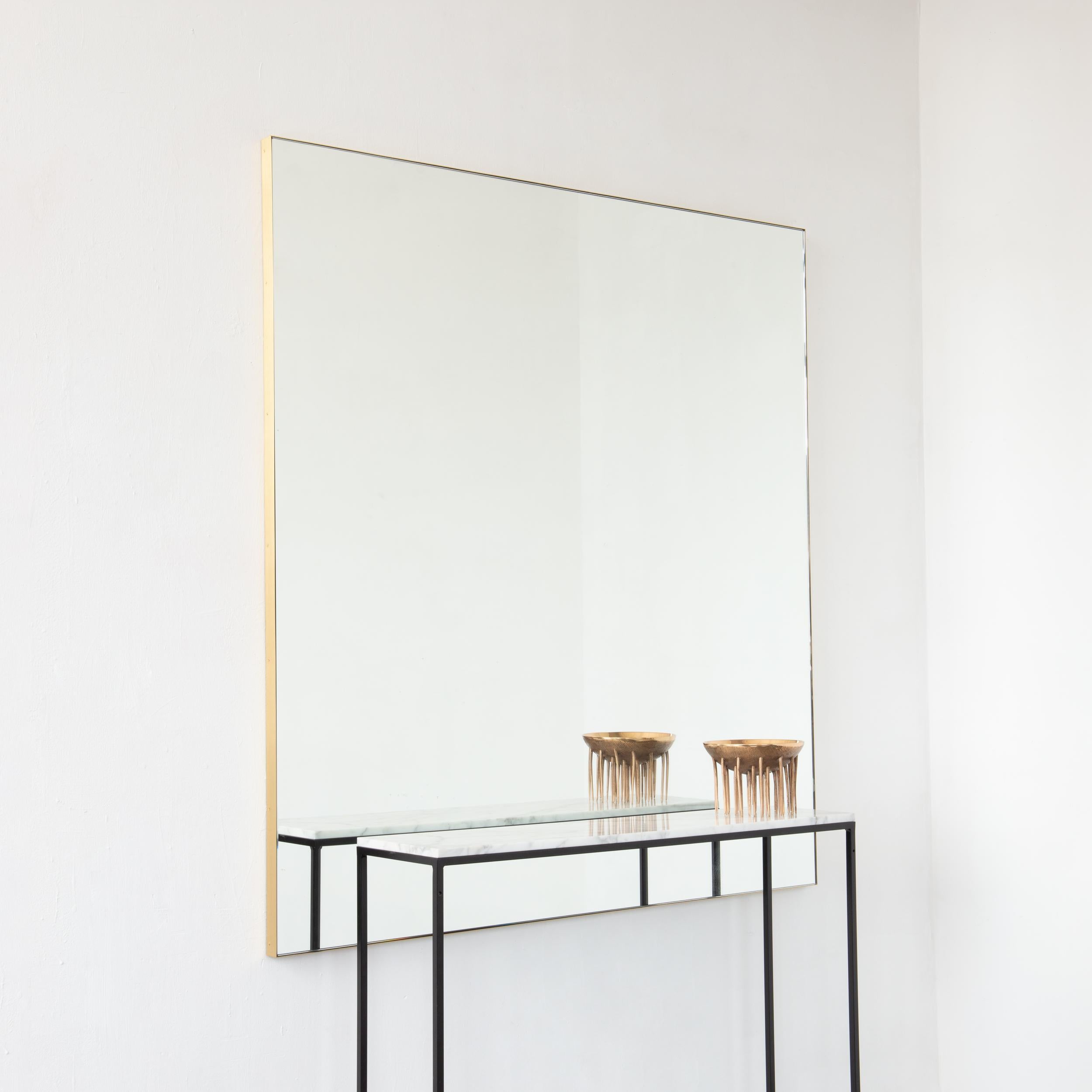 Espejo rectangular sobremantelado minimalista Quadris de gran tamaño con marco de latón Siglo XXI y contemporáneo en venta