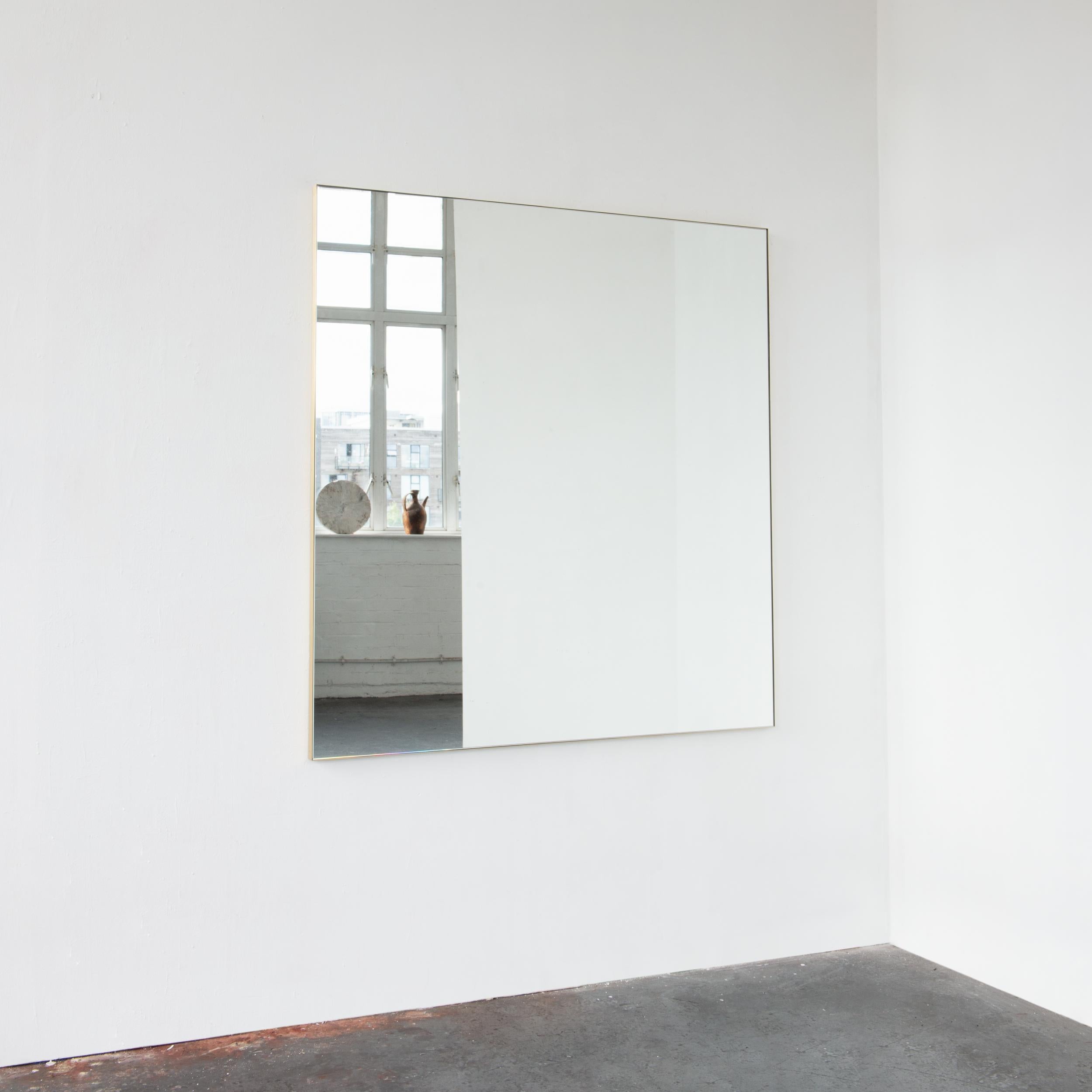 Espejo rectangular sobremantelado minimalista Quadris de gran tamaño con marco de latón Latón en venta