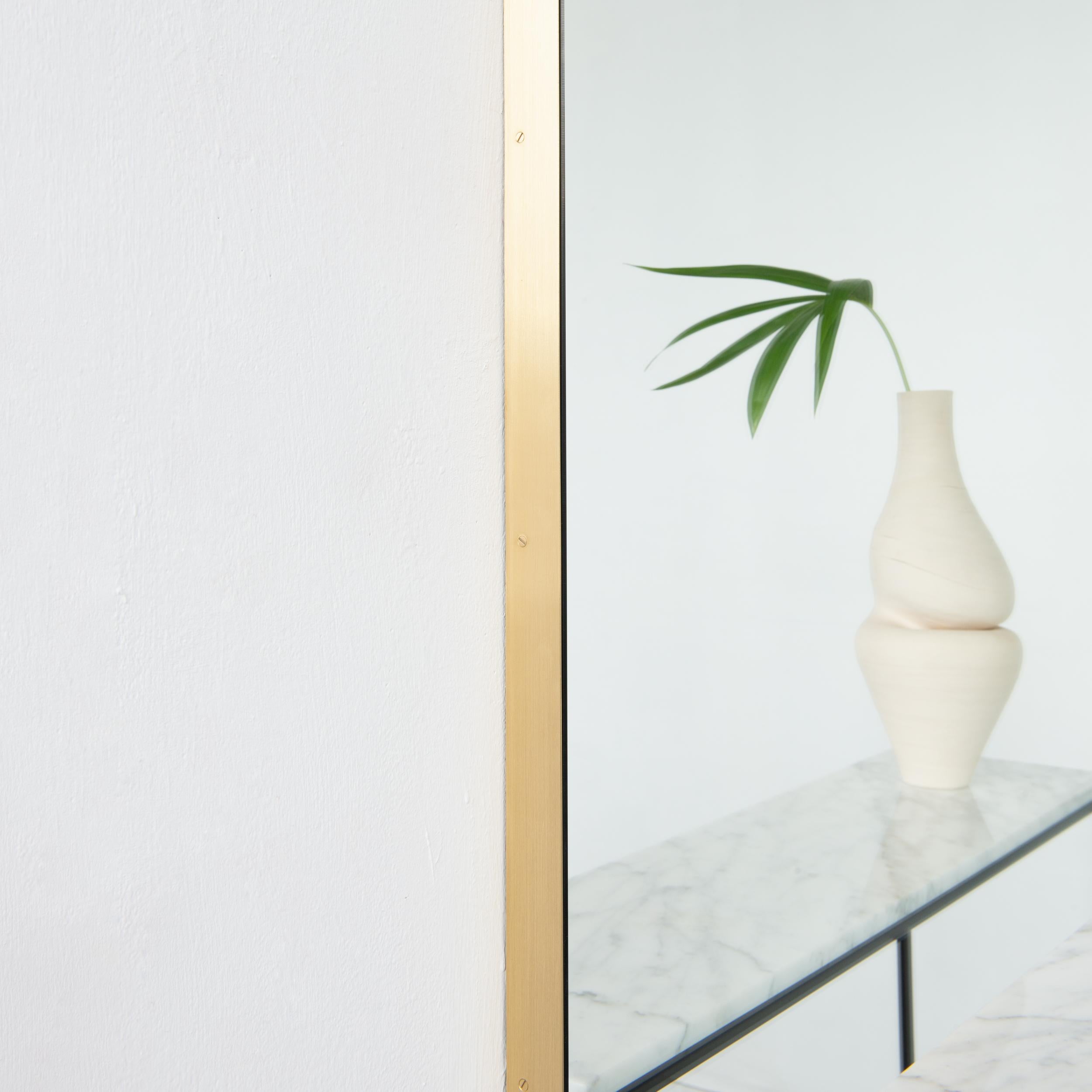 Espejo rectangular sobremantelado minimalista Quadris de gran tamaño con marco de latón en venta 1