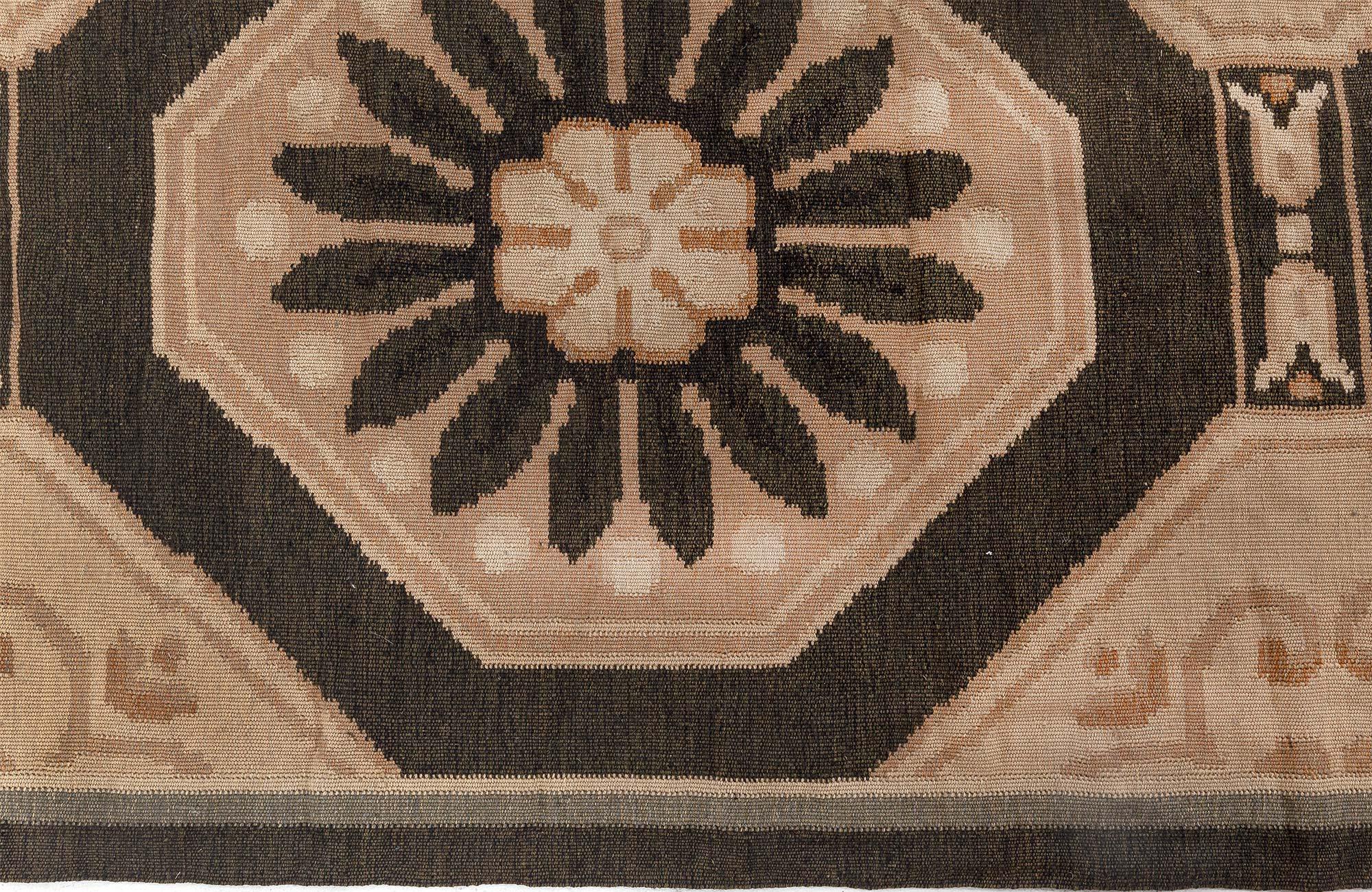 Cinese Tappeto moderno oversize Bessarabian Flower Design di Doris Leslie Blau in vendita