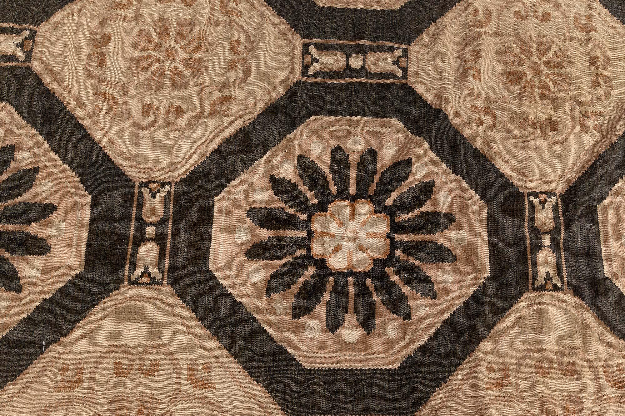 Annodato a mano Tappeto moderno oversize Bessarabian Flower Design di Doris Leslie Blau in vendita