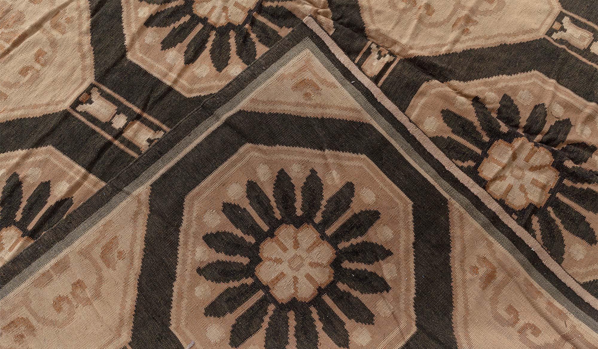 Tappeto moderno oversize Bessarabian Flower Design di Doris Leslie Blau in vendita 2