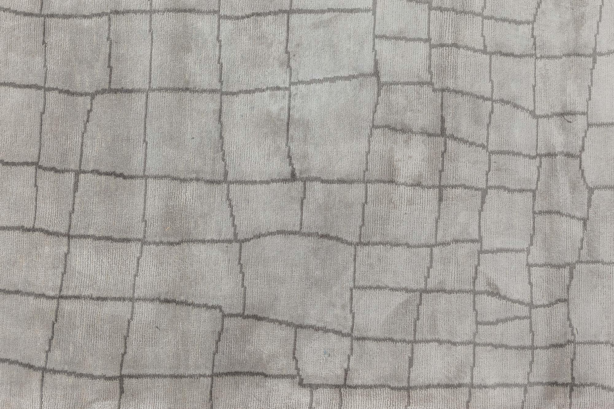 XXI secolo e contemporaneo Tappeto di seta fatto a mano dal design moderno e sovradimensionato con coccodrillo di Doris Leslie Blau in vendita